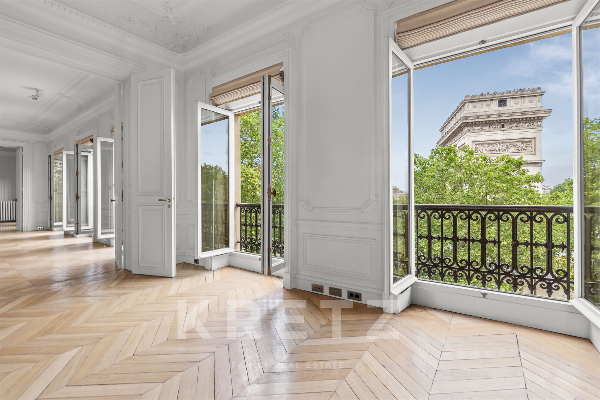 Duplex with unique view of the Arc de Triomphe