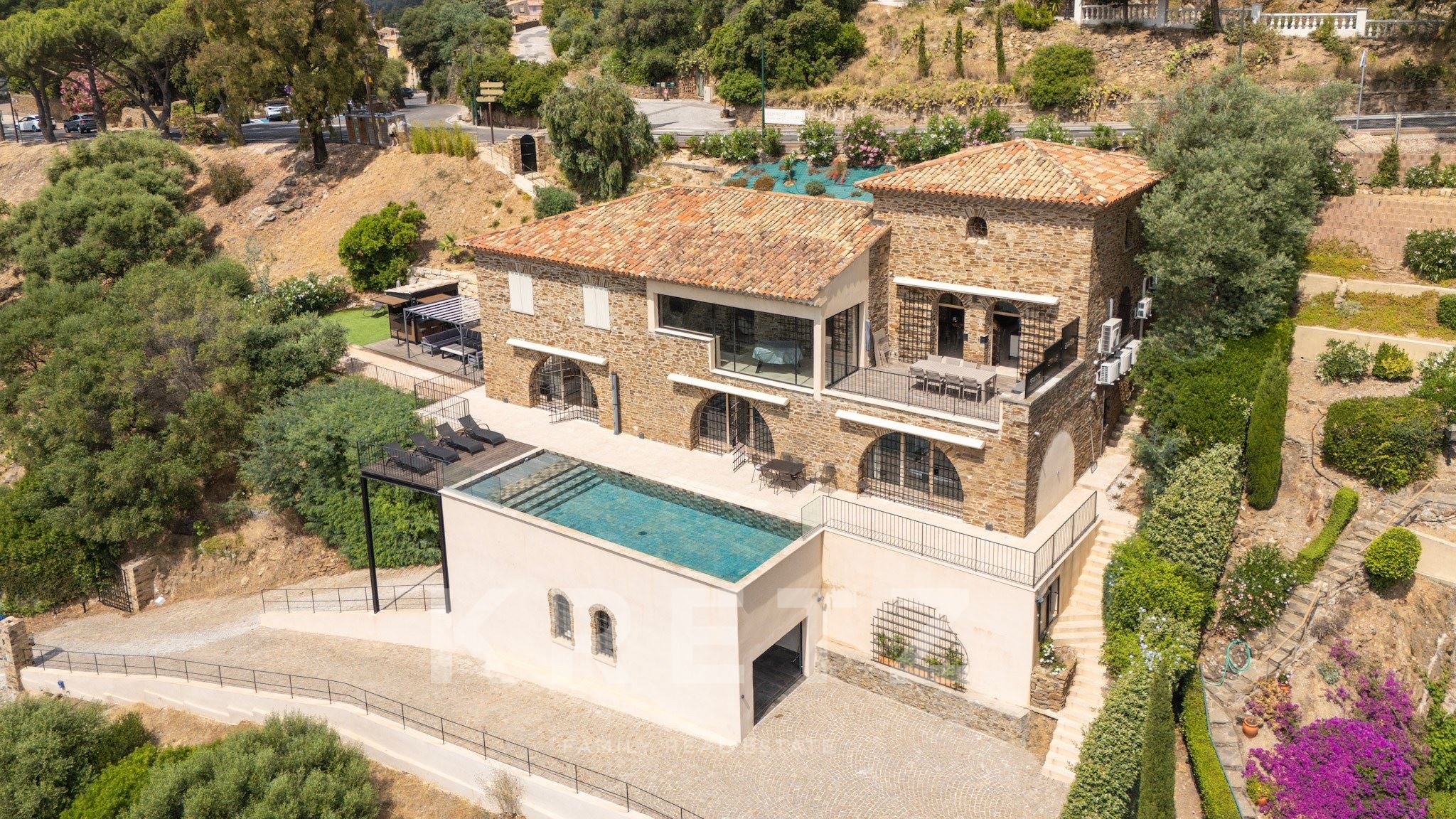 10-ROOM PROPERTY WITH BREATH-TAKING VIEWS