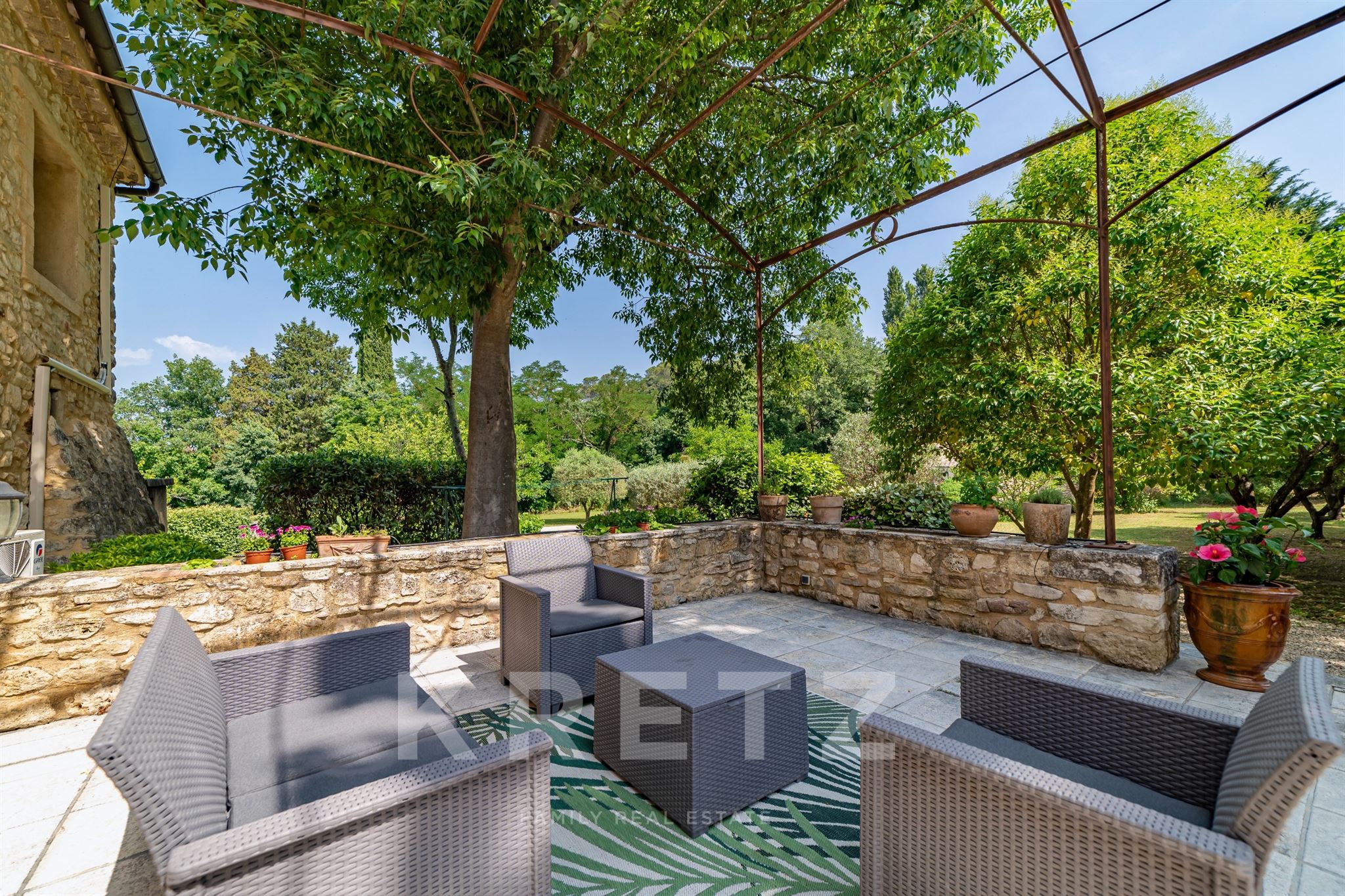 Authentic Provençal farmhouse renovated in a verdant setting