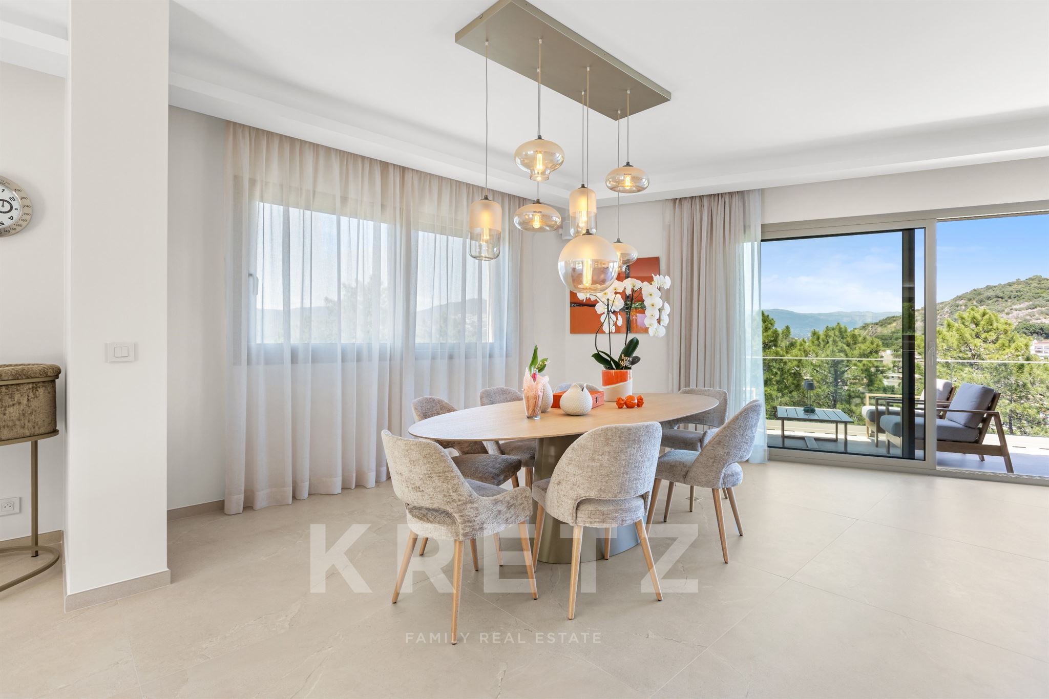 ÉCRIN D’EXCEPTION : VILLA HYPER-LUXE AVEC VUE FÉERIQUE SUR LA BAIE DE CANNES
