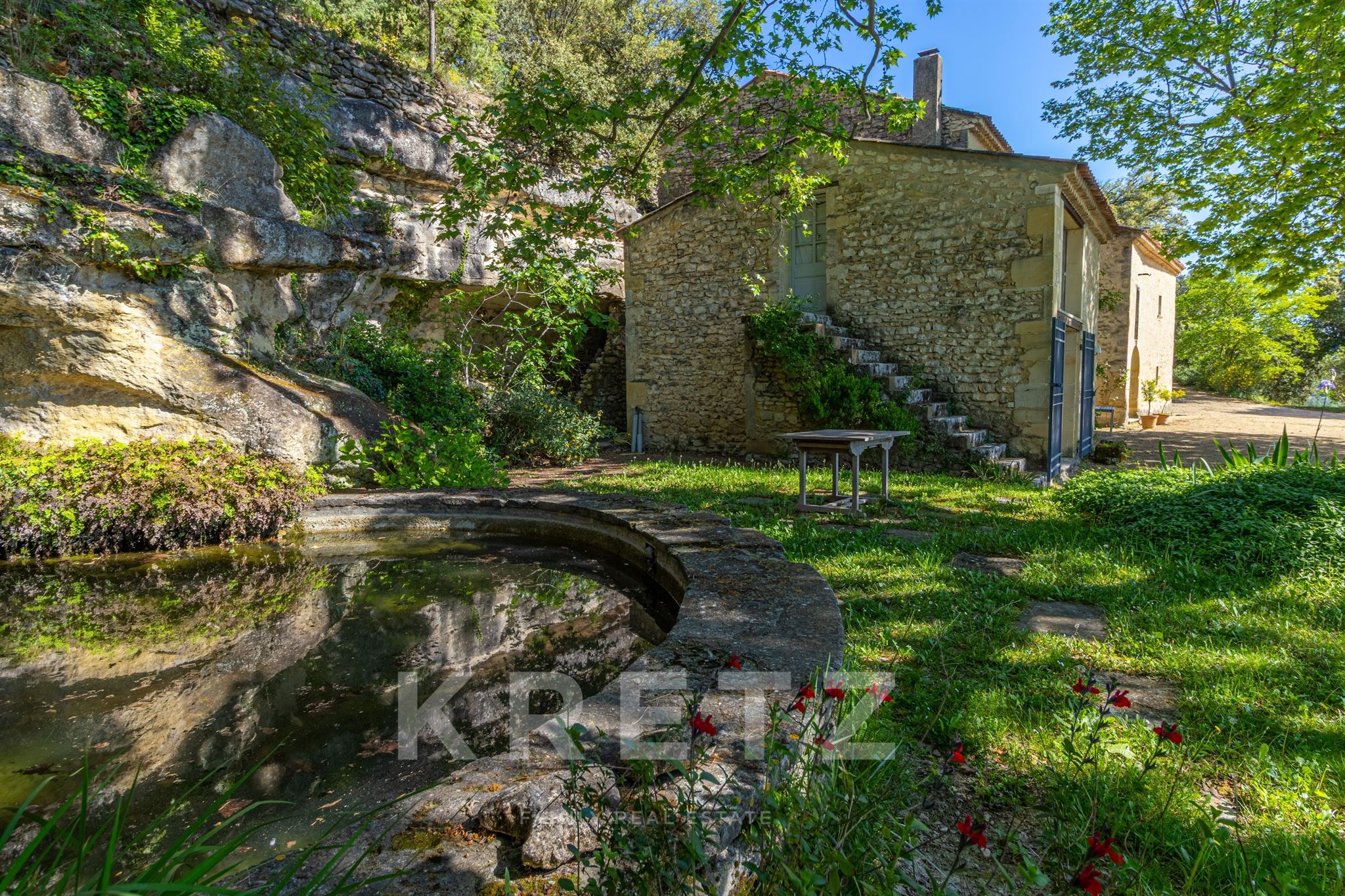 Authentic Provencal stone farmhouse—exceptional panoramic view of the Mont Ventoux