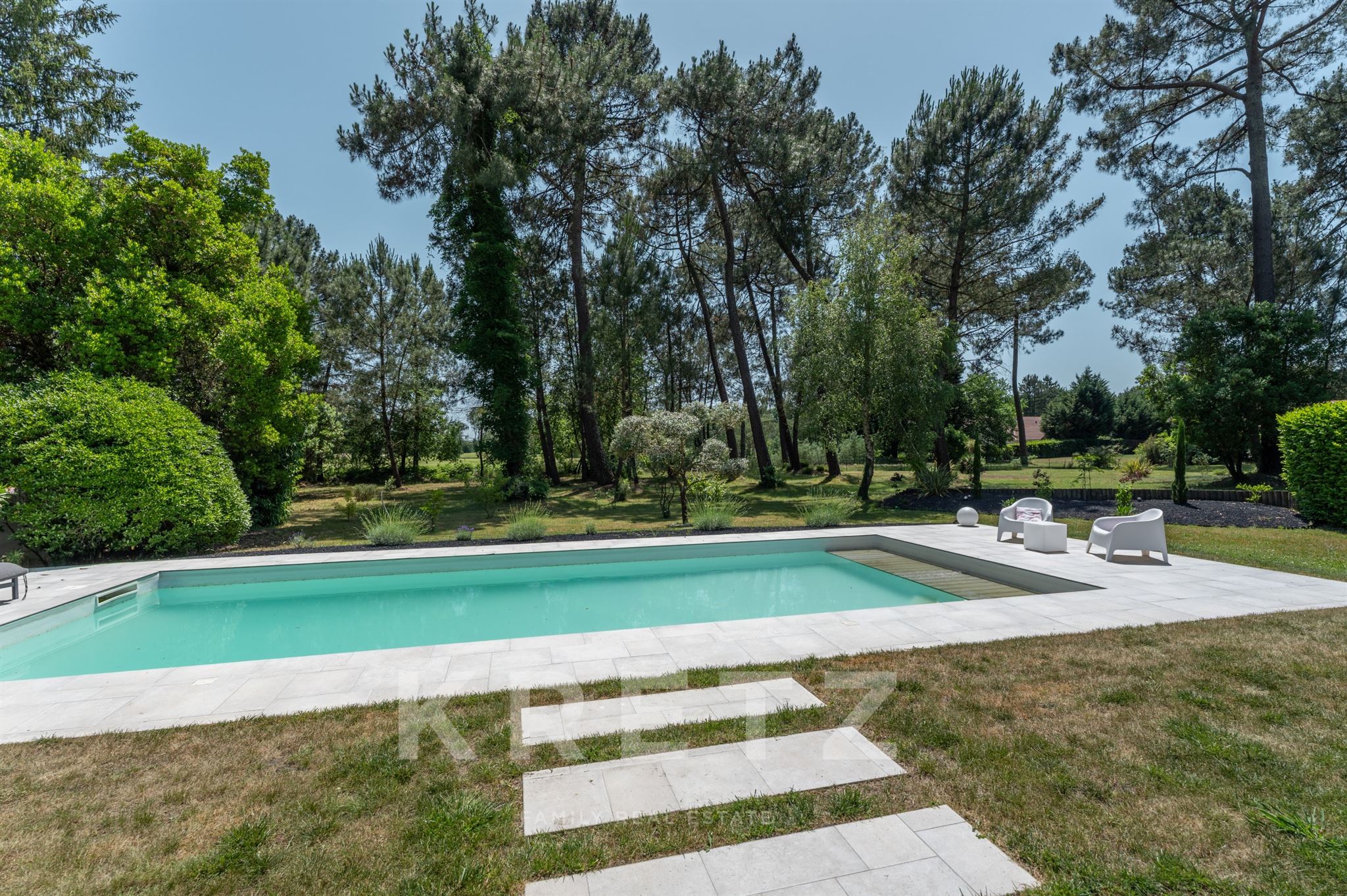 Single-story home on the edge of the Pessac Golf Course
