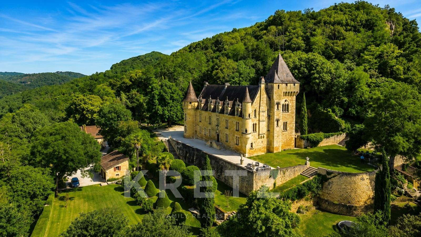 Incroyable château dominant la Dordogne