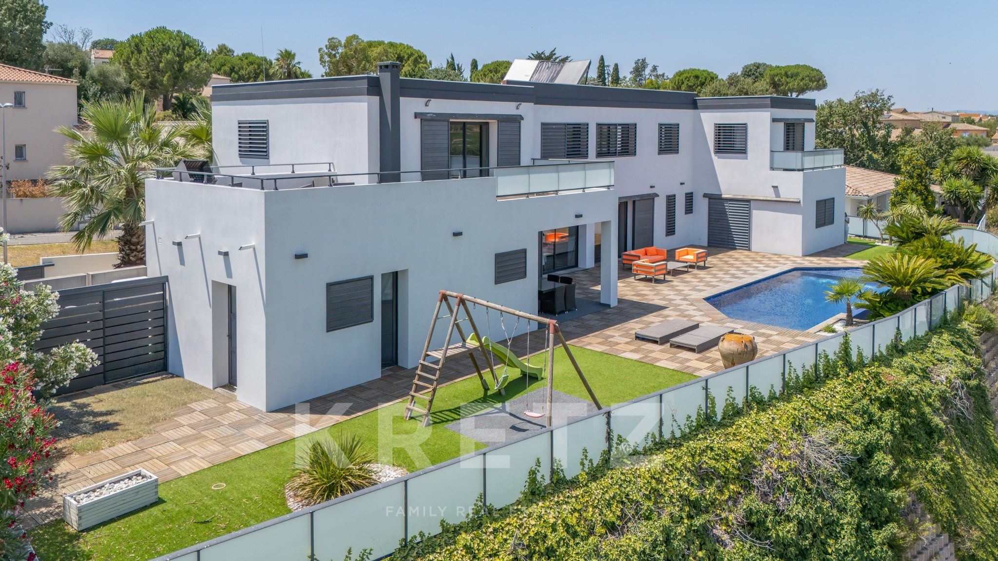 Villa d'architecte avec piscine à débordement
