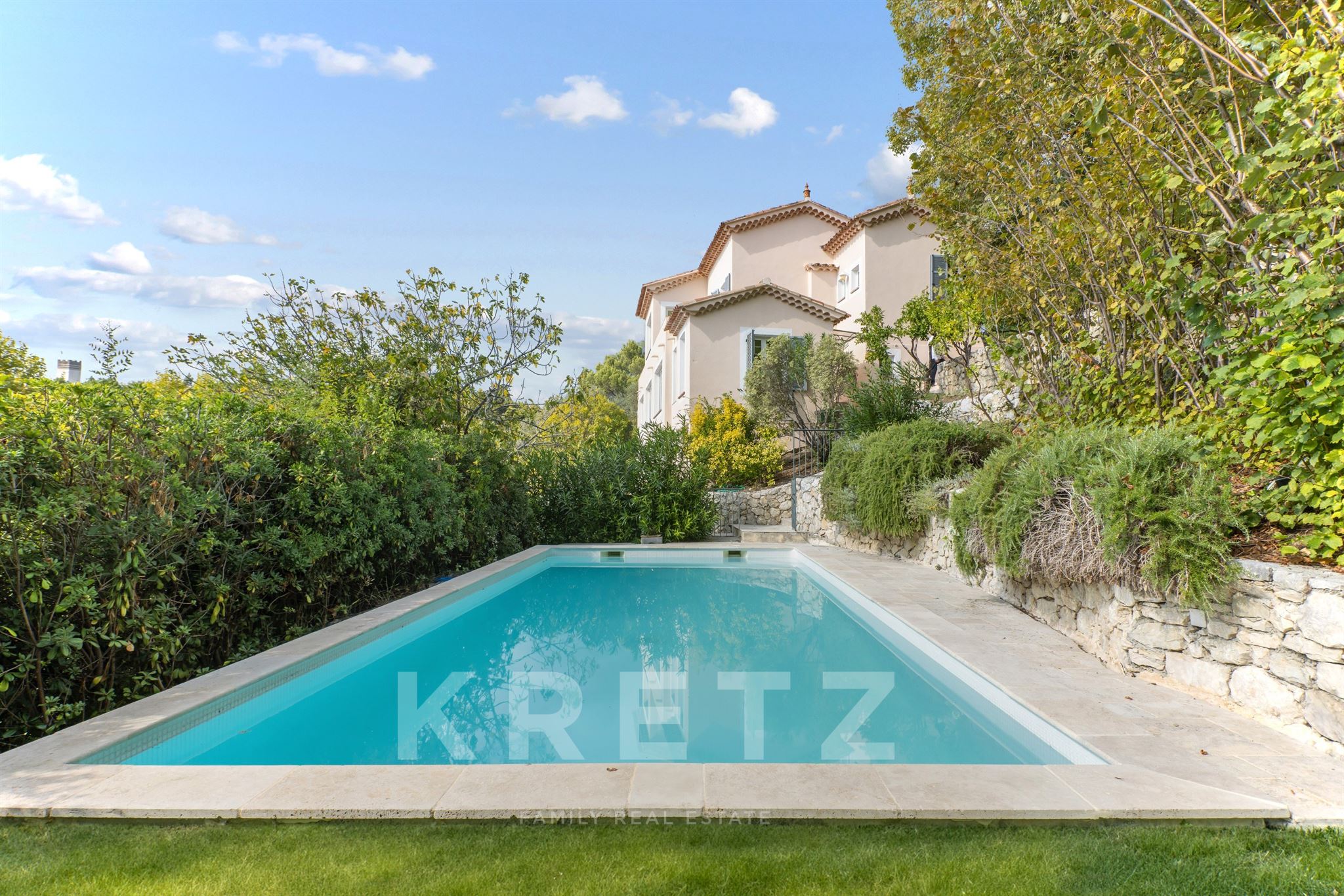 Rare and peaceful property with swimming pool and large wooded grounds