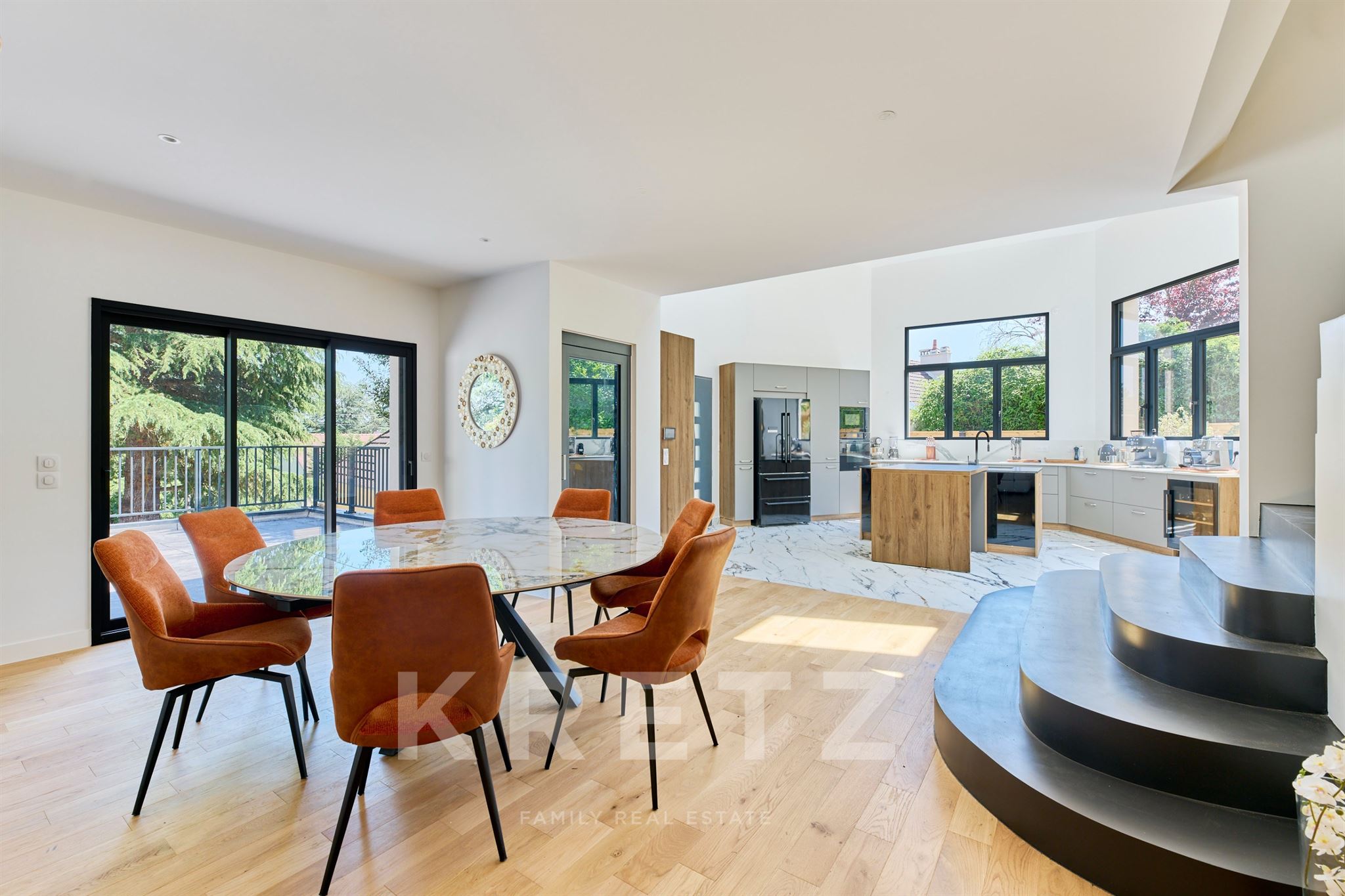 Maison contemporaine avec grandes terrasses et jardin