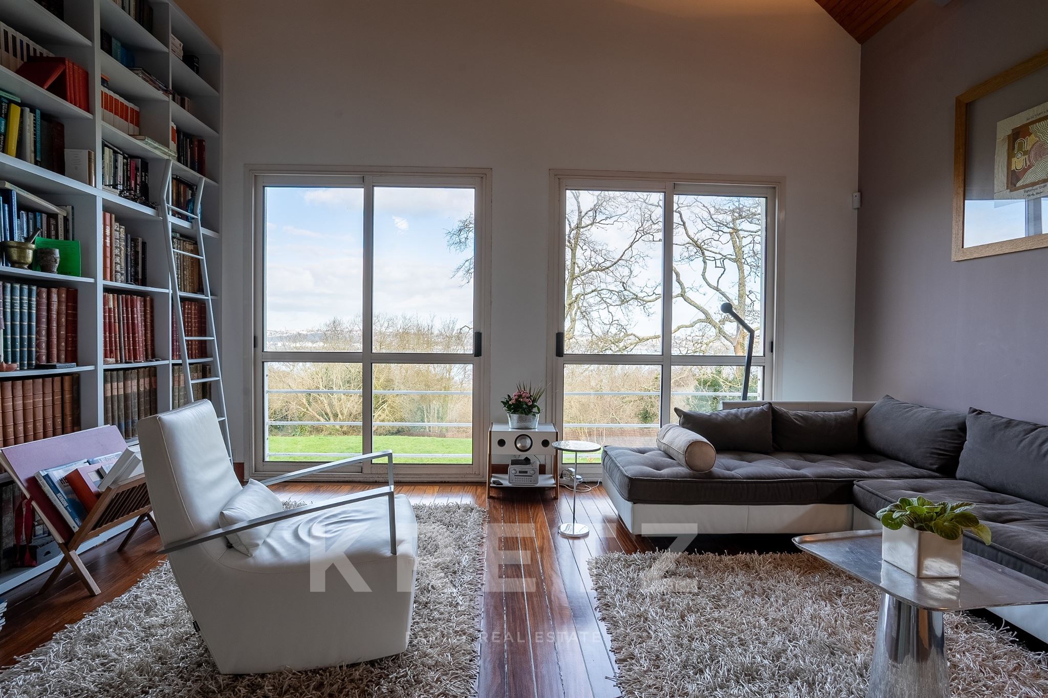 Casa projetada por arquiteto com vista para o mar