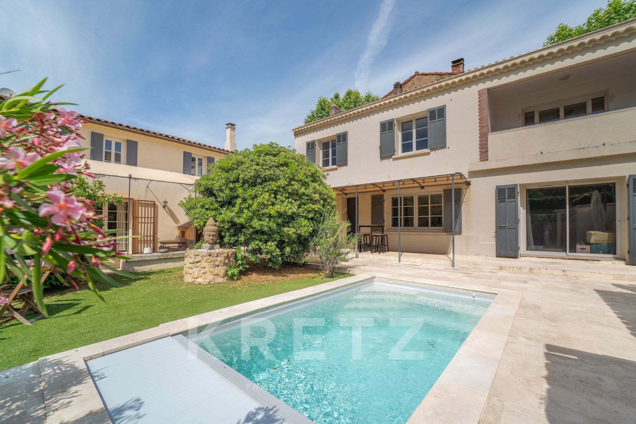 Salon-de-Provence – Renovated Family Property with Two Independent Homes and Swimming Pool