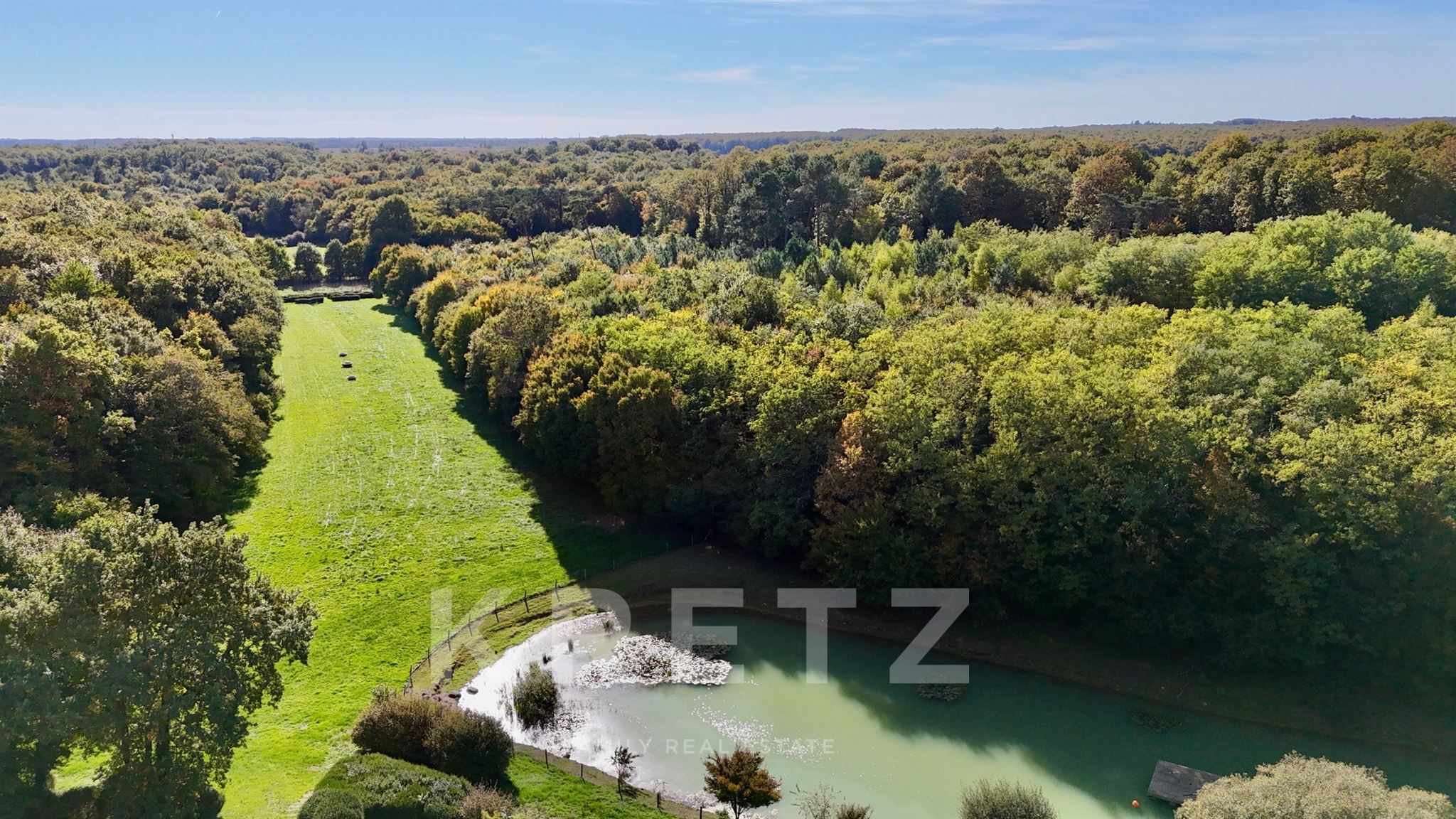 15th century castle in the heart of a 19-hectare park