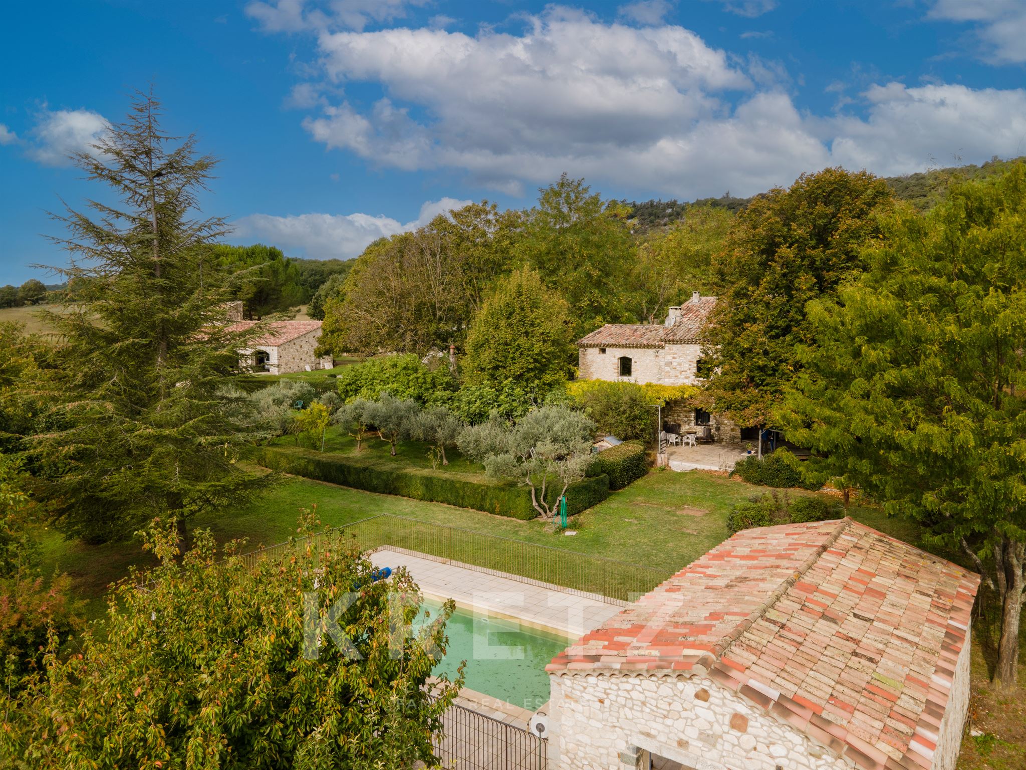 Fully renovated 17th century farmhouse on 1ha 800 of land