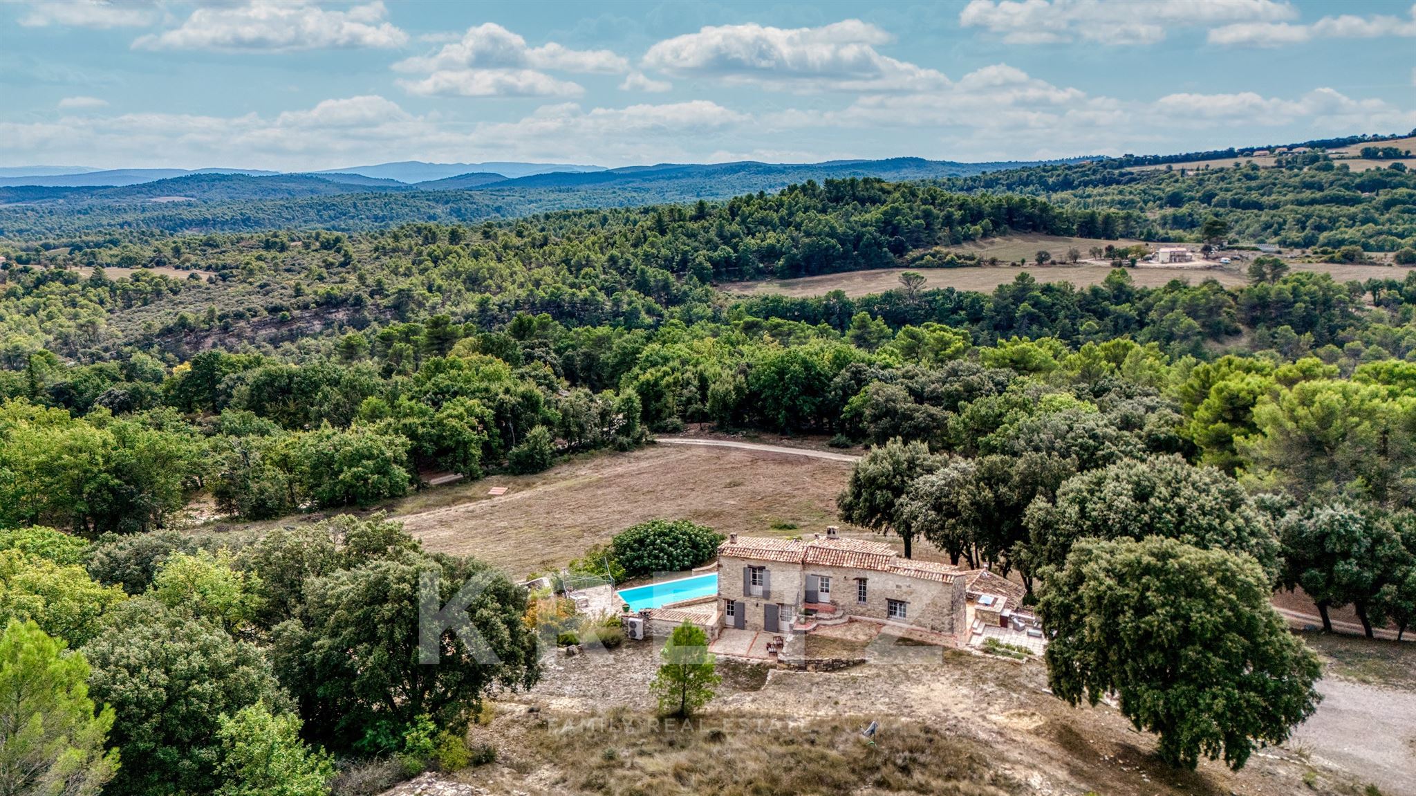 Pierrevert- Parc du Luberon- Ancienne ferme du XIVᵉ siècle entièrement restaurée – Plus de 300 m²
