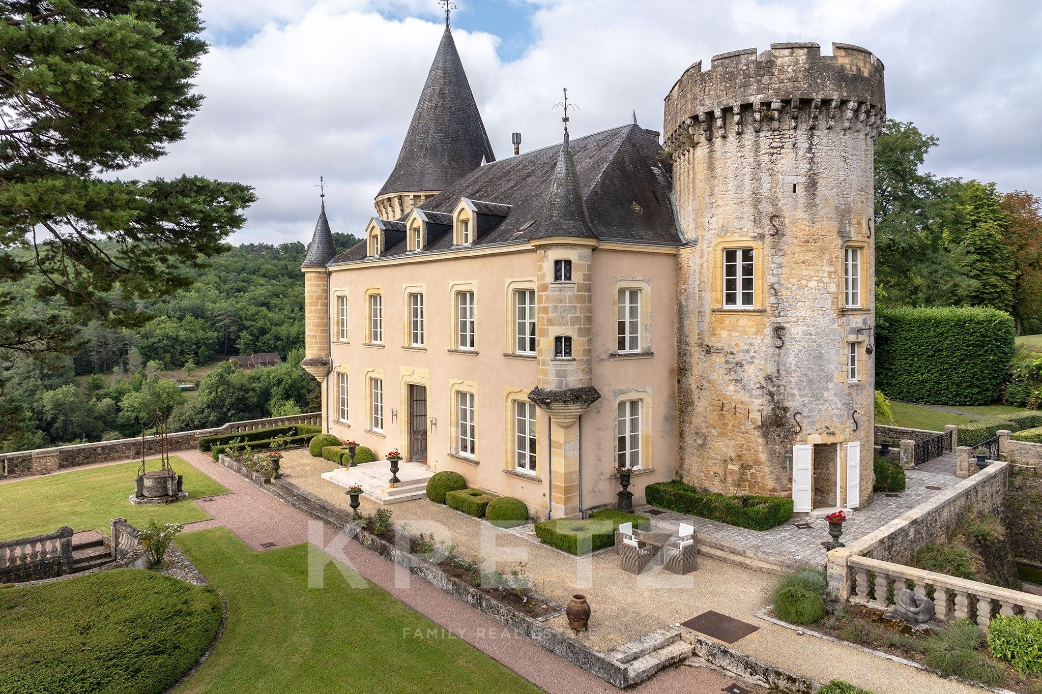 Château and its 7 residences offering 2,700 m² of living space at the heart of 60 hectares