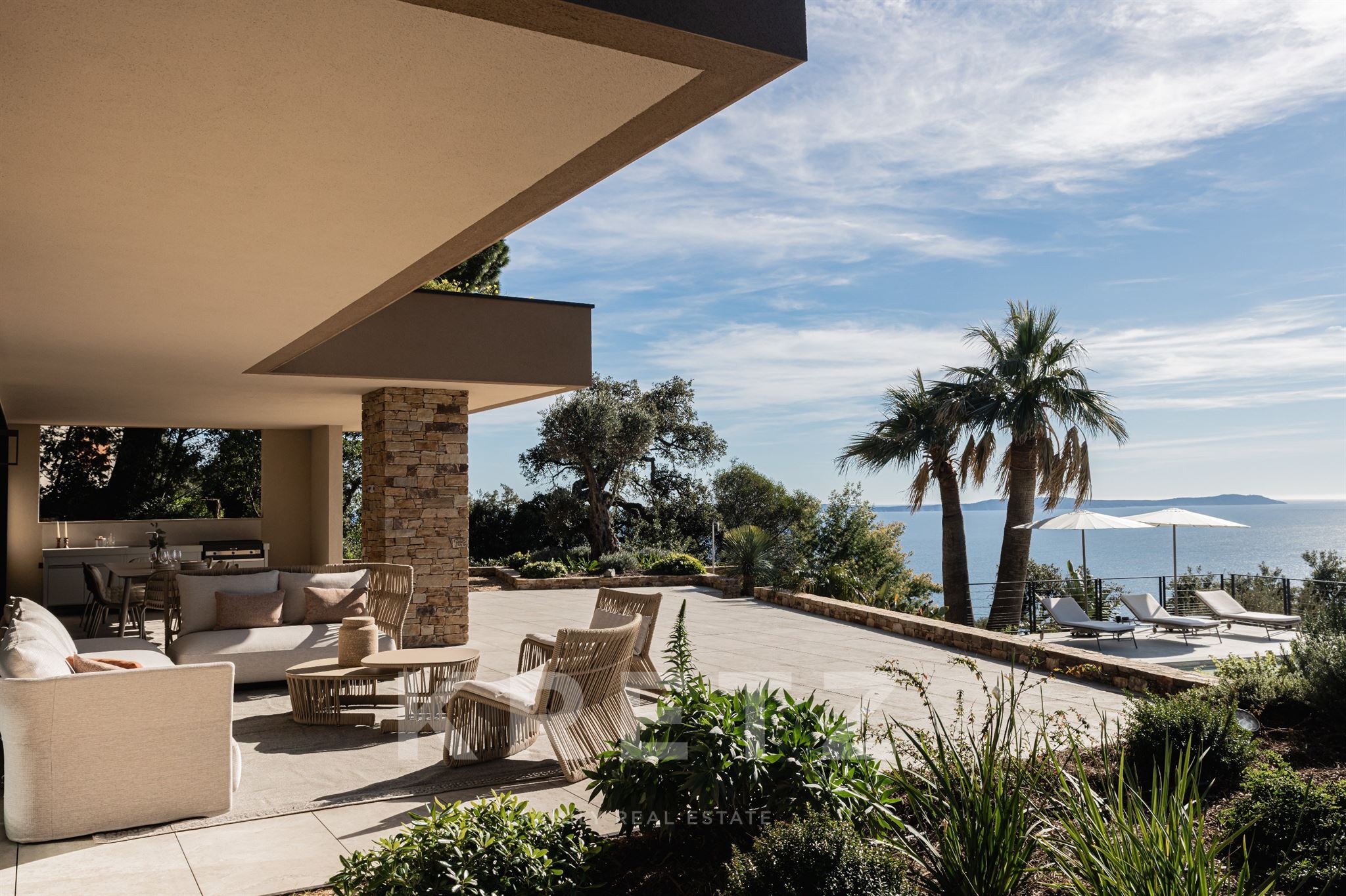 Exceptional contemporary villa overlooking the Îles d’Or