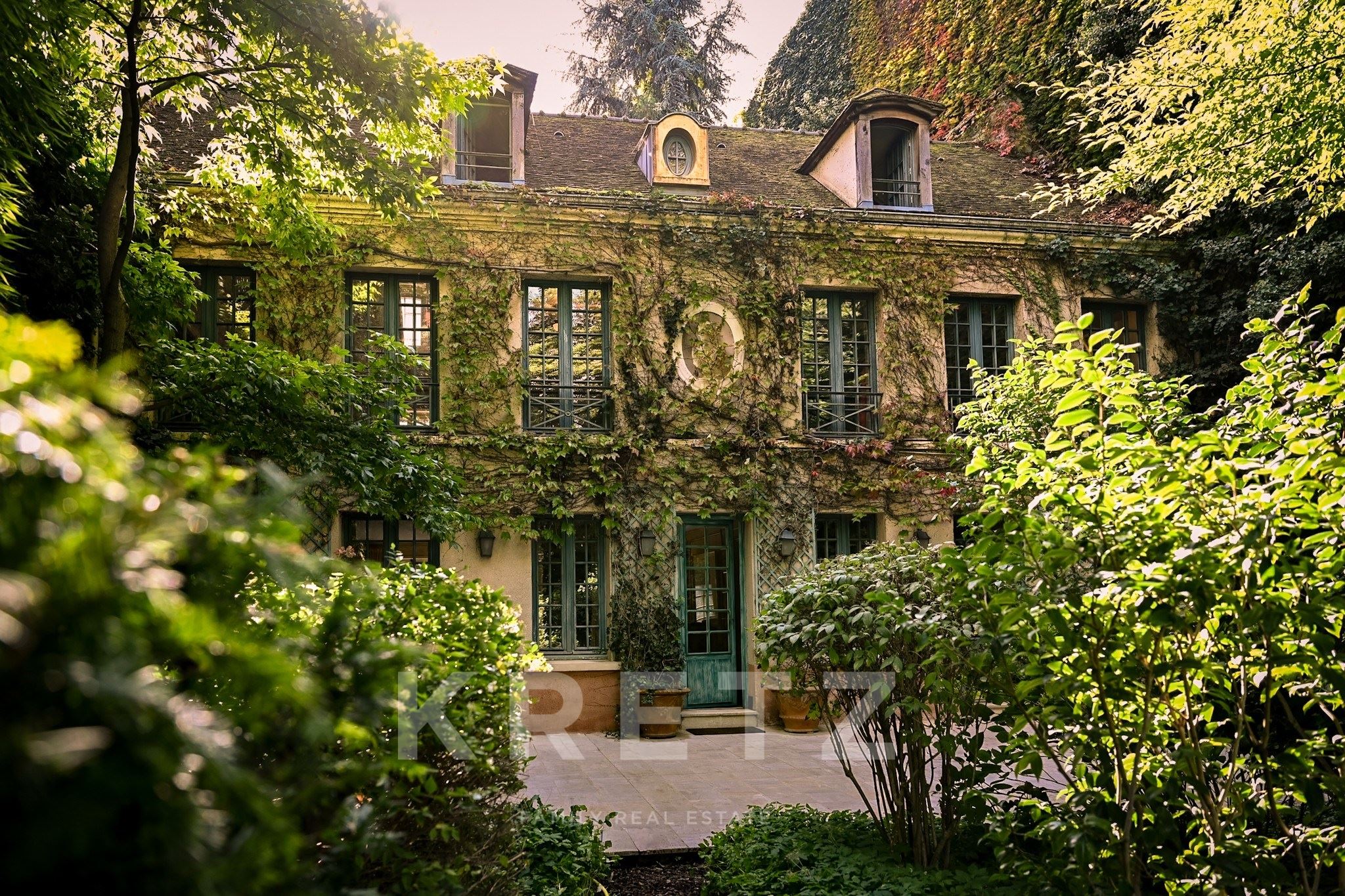 Paris 7th arrondissement – Rare green oasis near Le Bon Marché