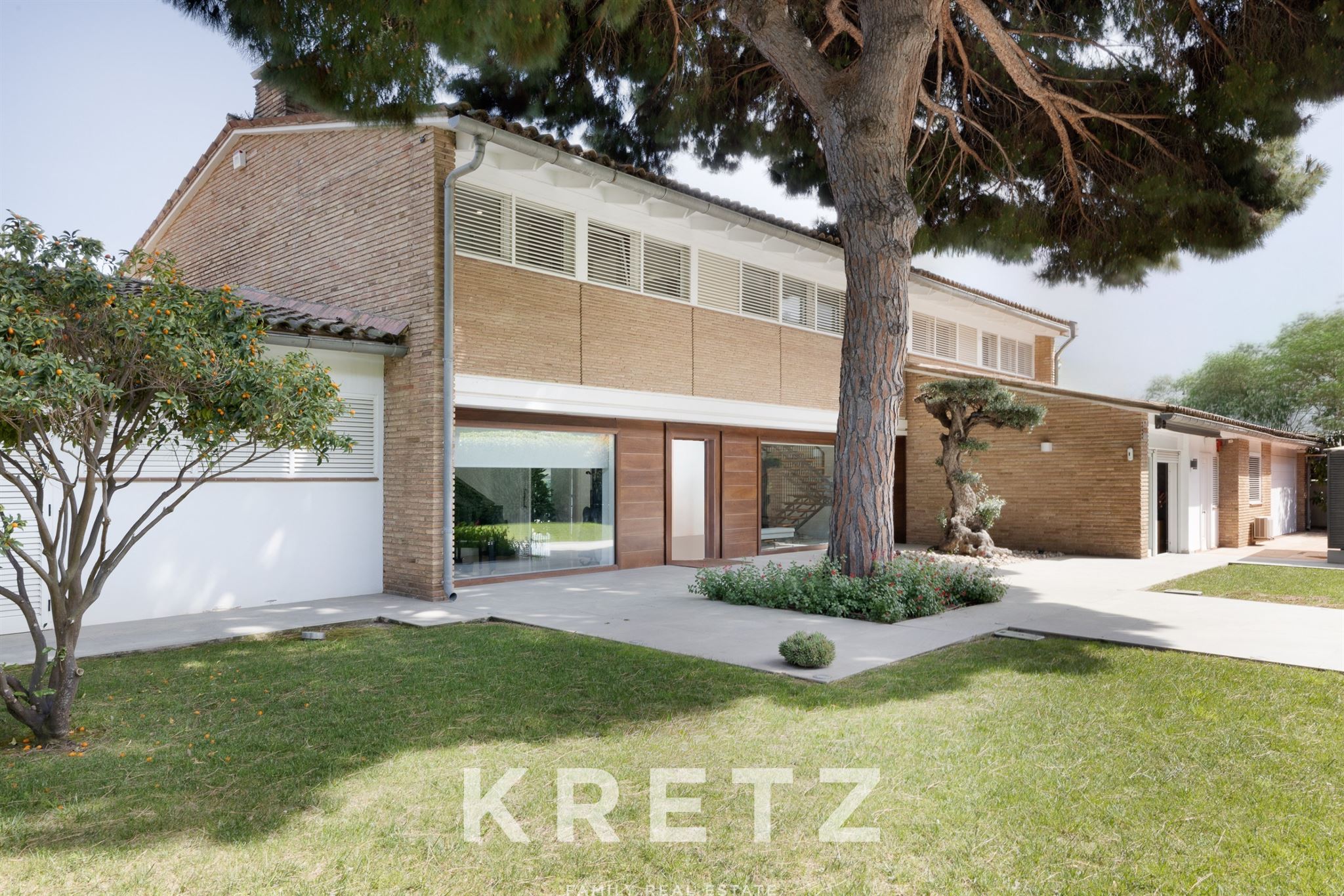 Architectural Elegance on Avenida Pearson