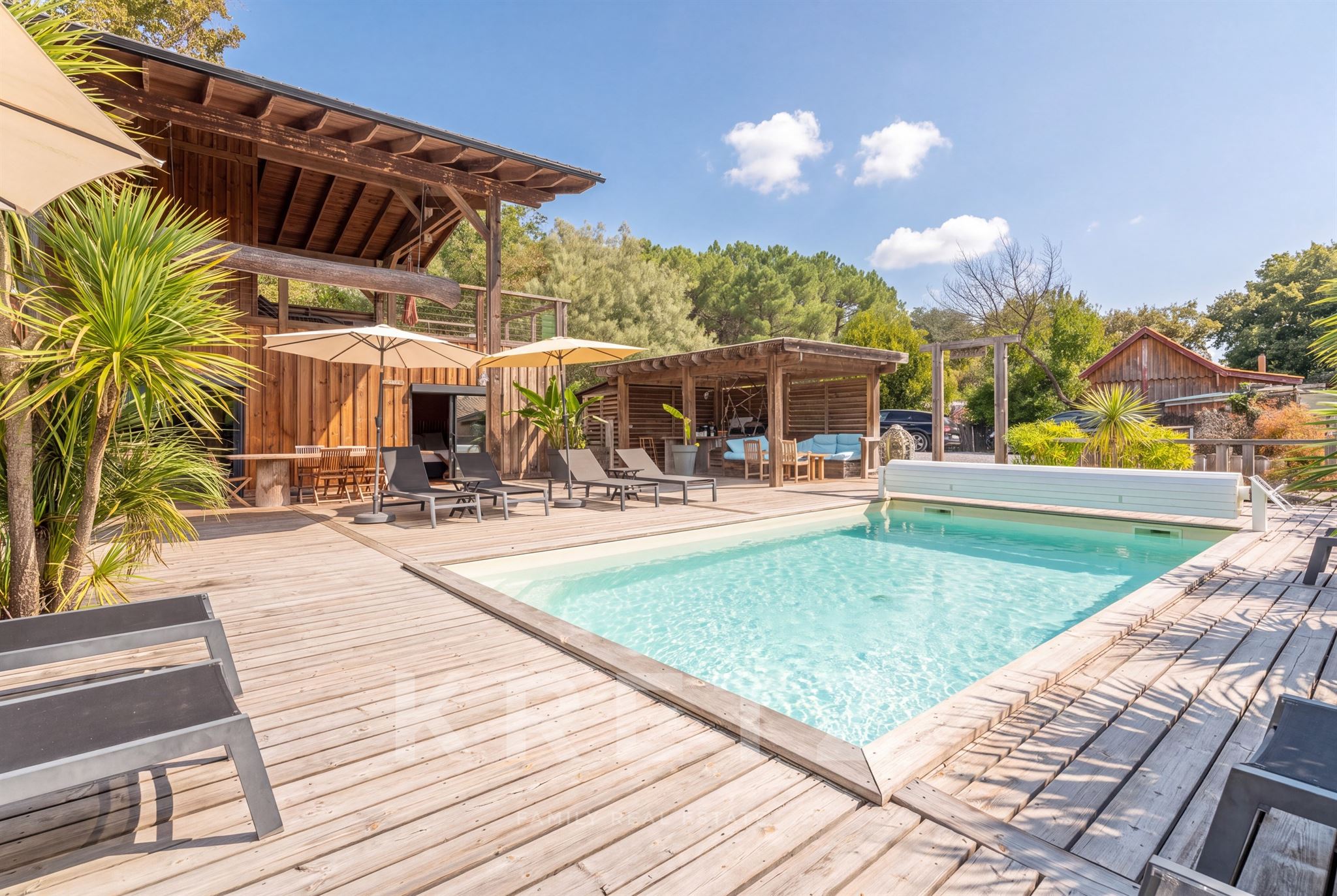 LACANAU-LAC – LES BAÏNASSES | 325m² À L’ESPRIT LACUSTRE, ACCÈS PRIVÉ AU LAC