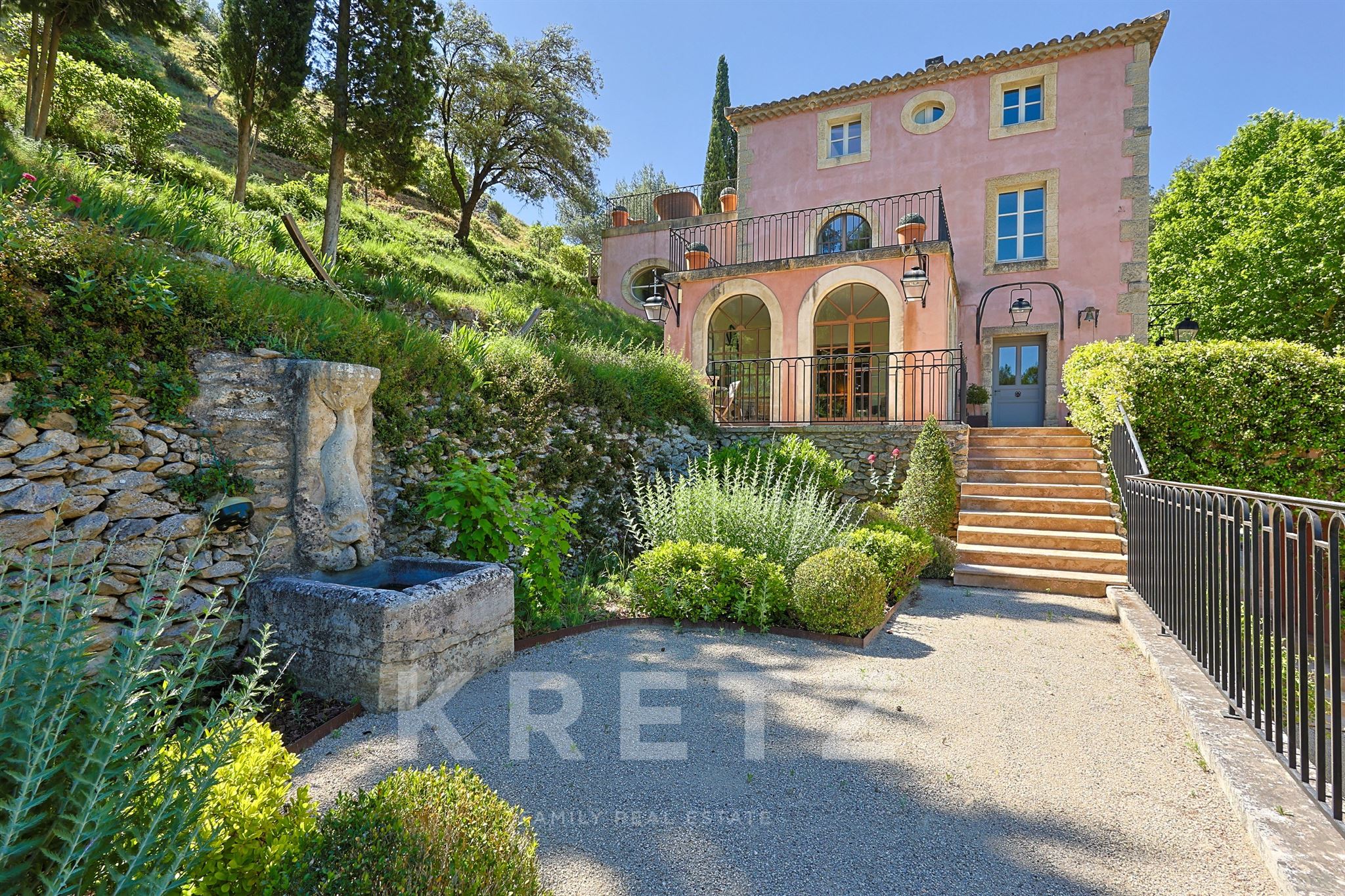 PROPRIÉTÉ DE 13 HECTARES AU PIED DES ALPILLES