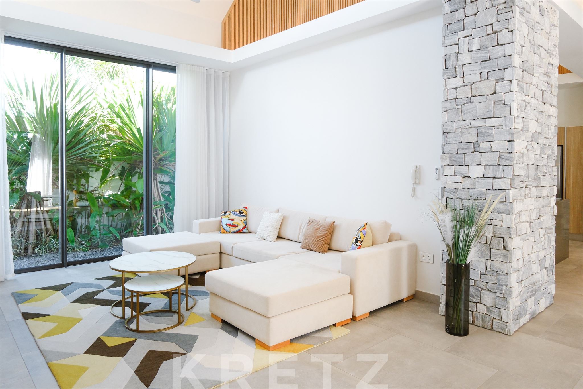 A stone’s throw from the lagoon – 4-bedroom architect-designed villa