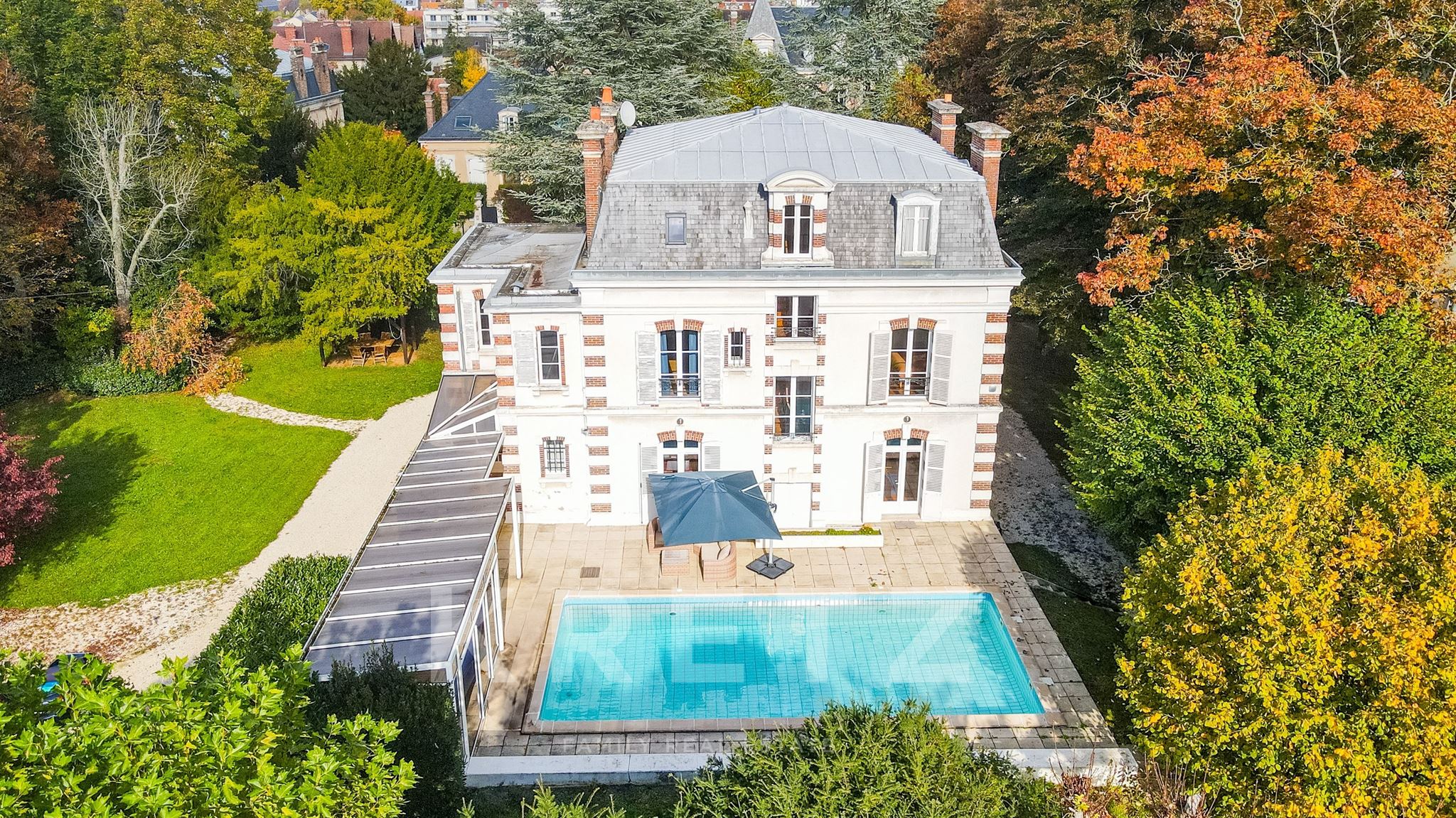 A rare find in Auxerre - Renovated manor house, enclosed grounds with no overlooking neighbors and s