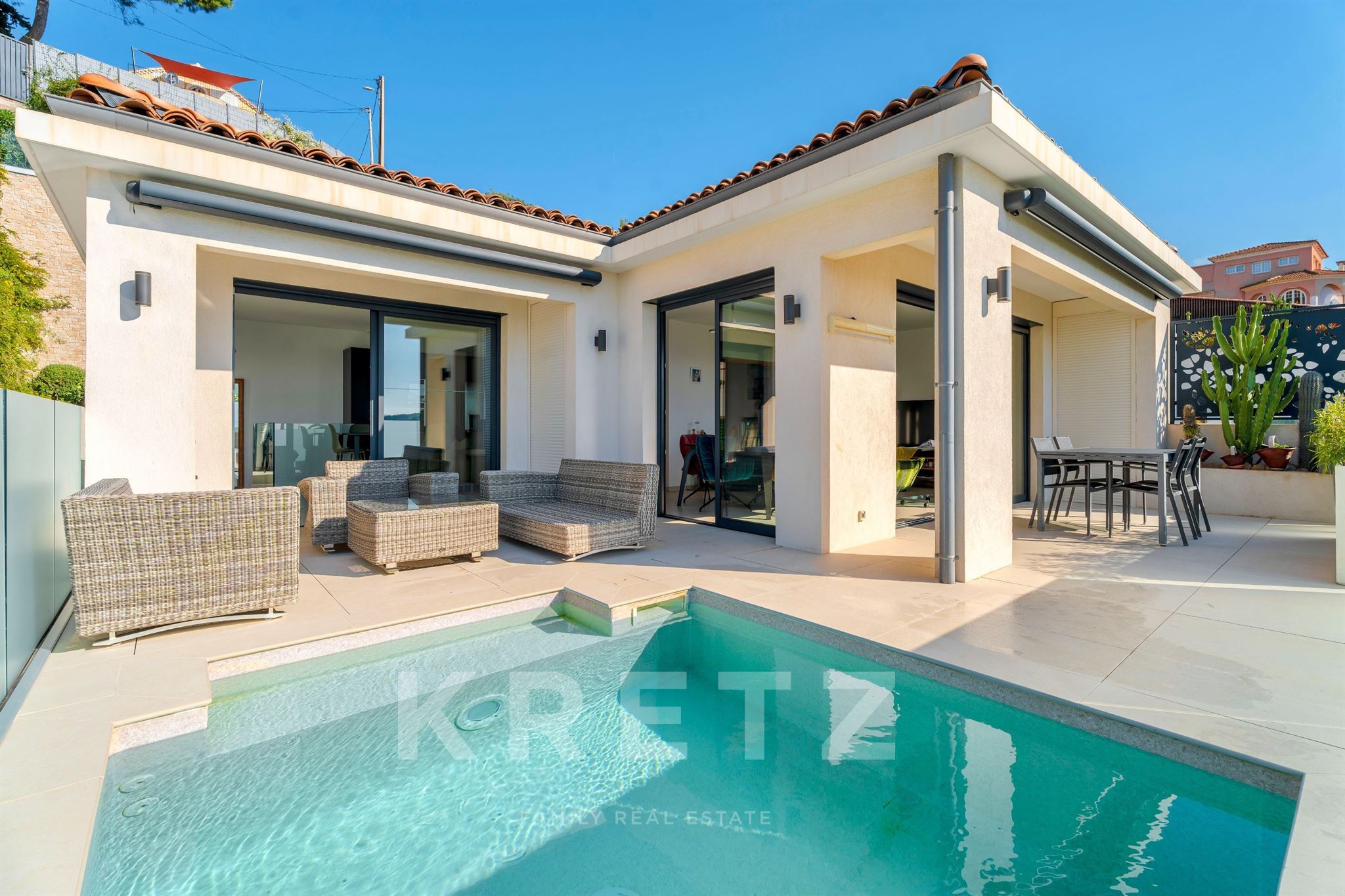 Bandol — Contemporary villa with sea view, heated pool and beach within walking distance