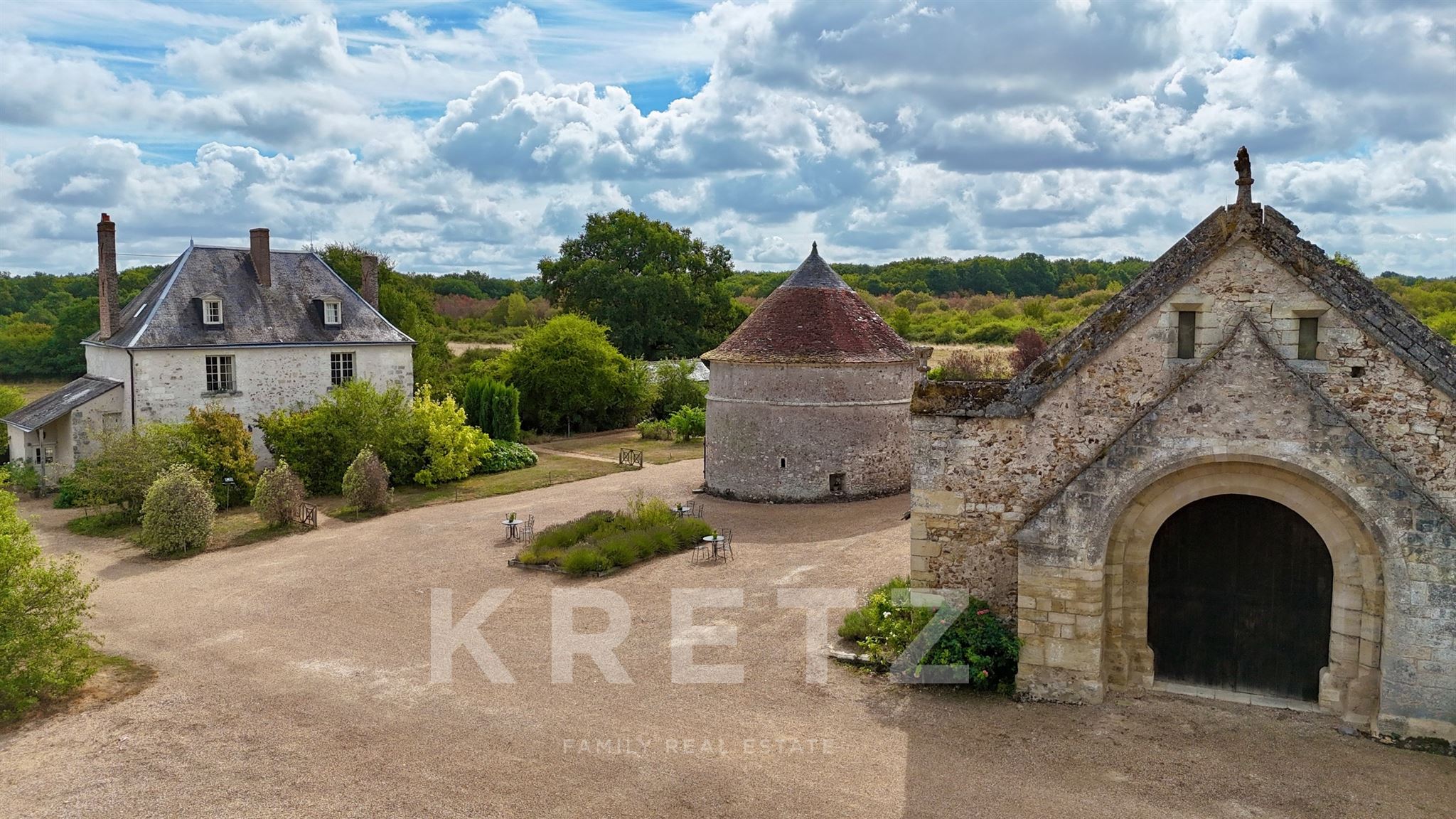 Prieuré Historique aux portes de Tours avec ses 2 salles de réception