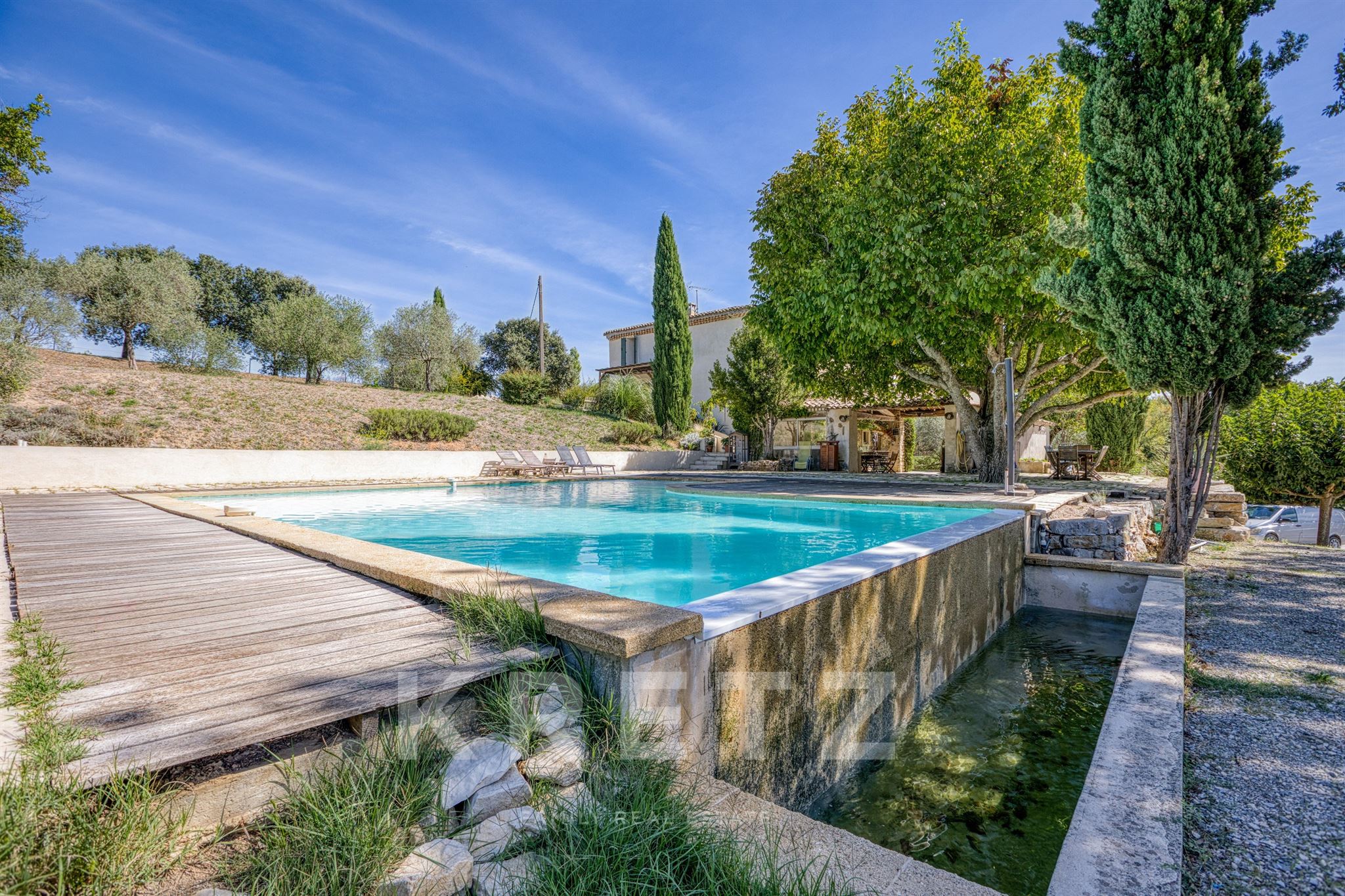 Exclusivité Pierrevert aux portes du Luberon, à 5min du golf.