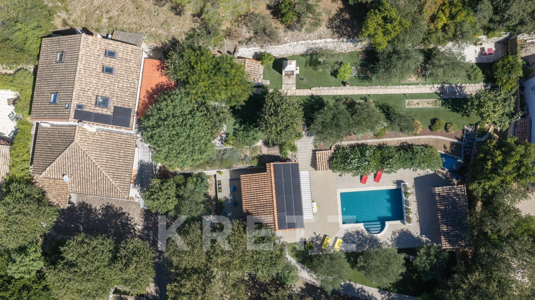 Maison rénovée de 278m2 avec dépendances et piscine dans un écrin de verdure de 3000m2