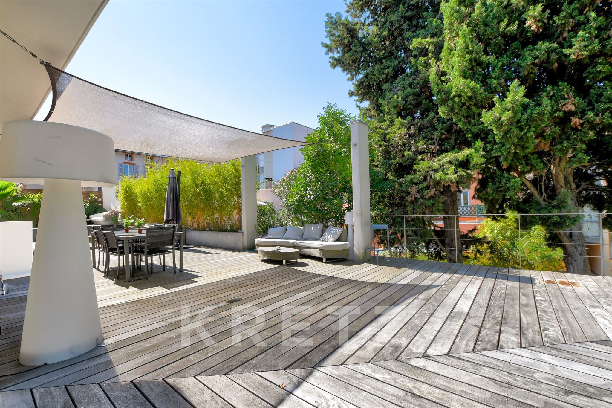Exceptional 9-Room Villa with Infinity Pool, Collector’s Garage and Spa near the Jardin des Plantes,