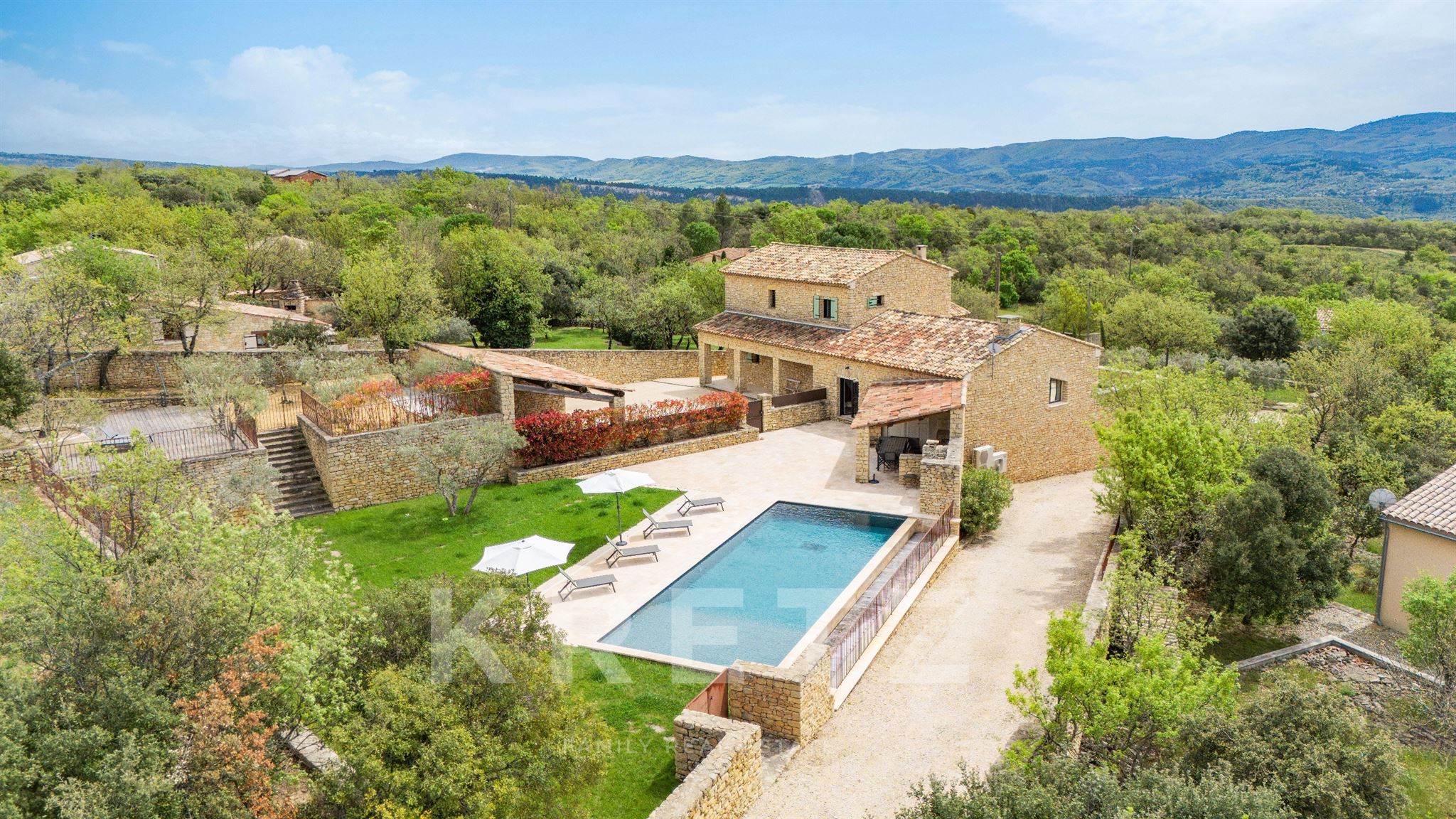 Exclusive 300m² Provençal farmhouse fully renovated by an architect