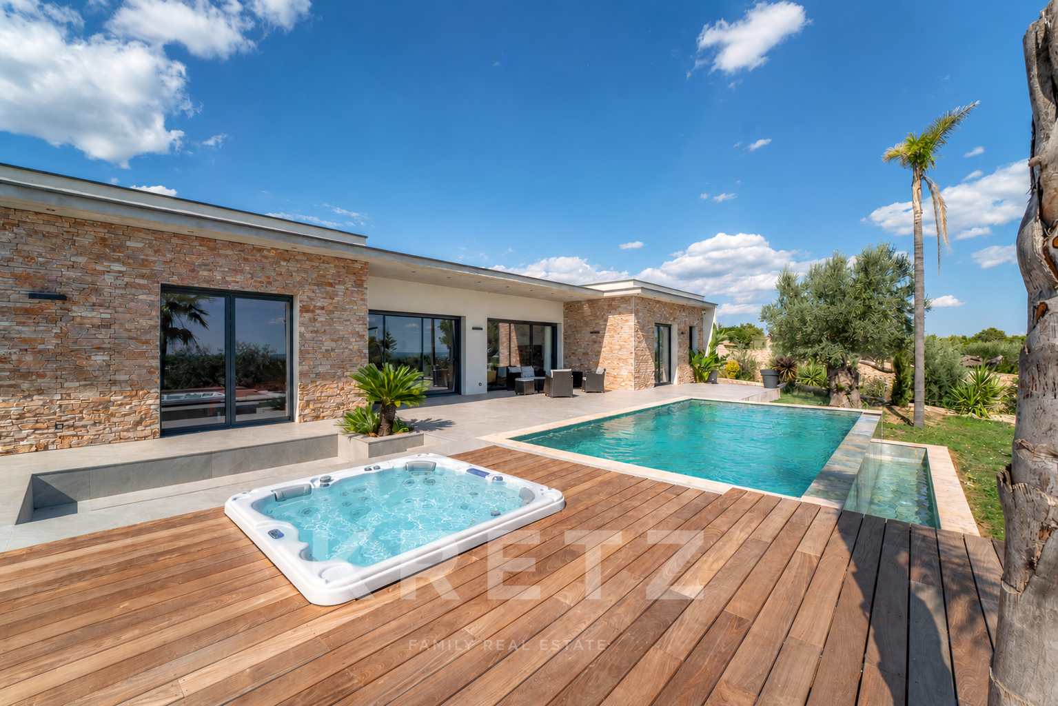 Nîmes - Villa contemporaine de 250m2 avec vue dégagée panoramique au sein d'un domaine privé
