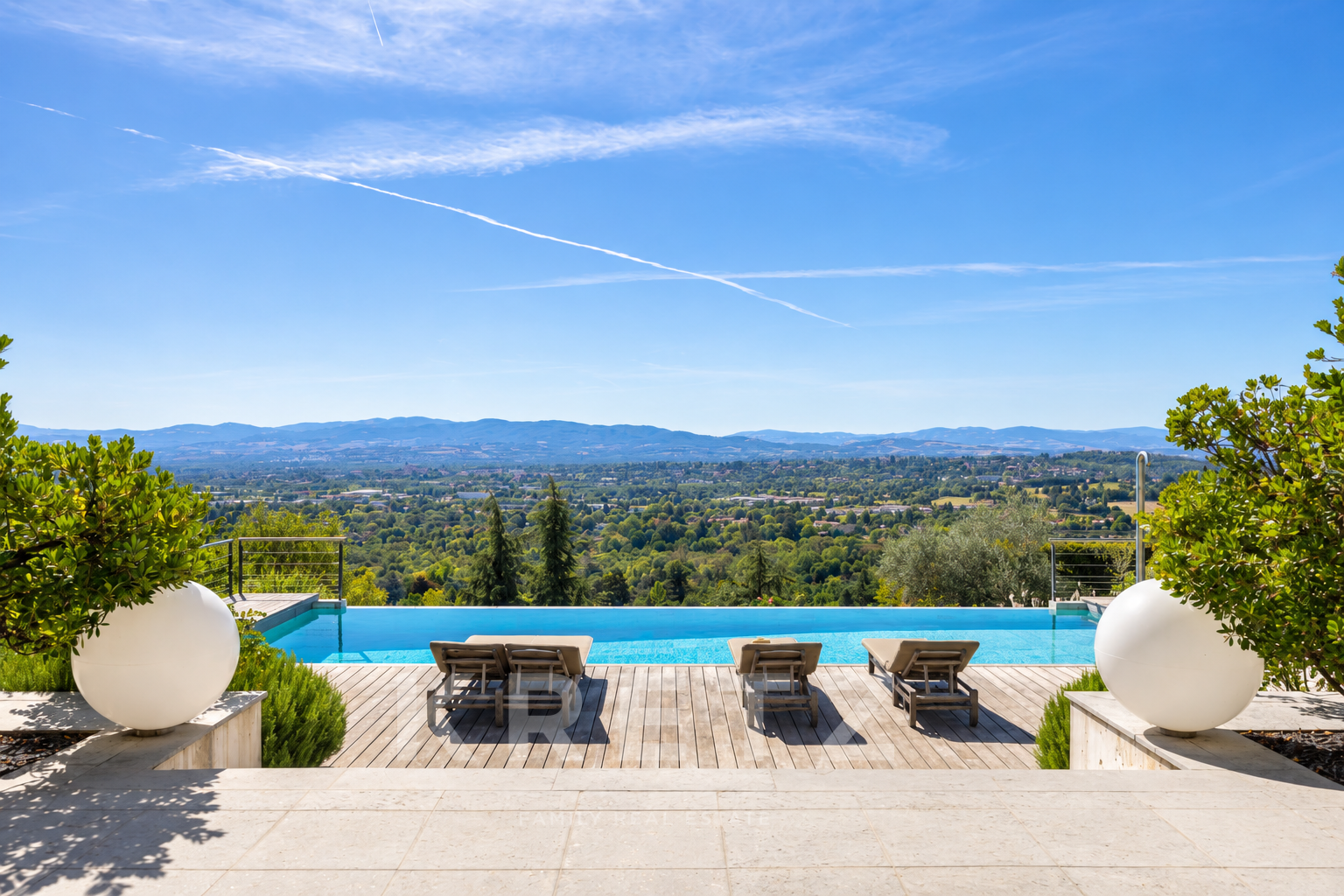 SAINT-DIDIER-AU-MONT-D’OR – MAISON CONTEMPORAINE EN BÉTON – VUE PANORAMIQUE – PISCINE – 4 CHAMBRES