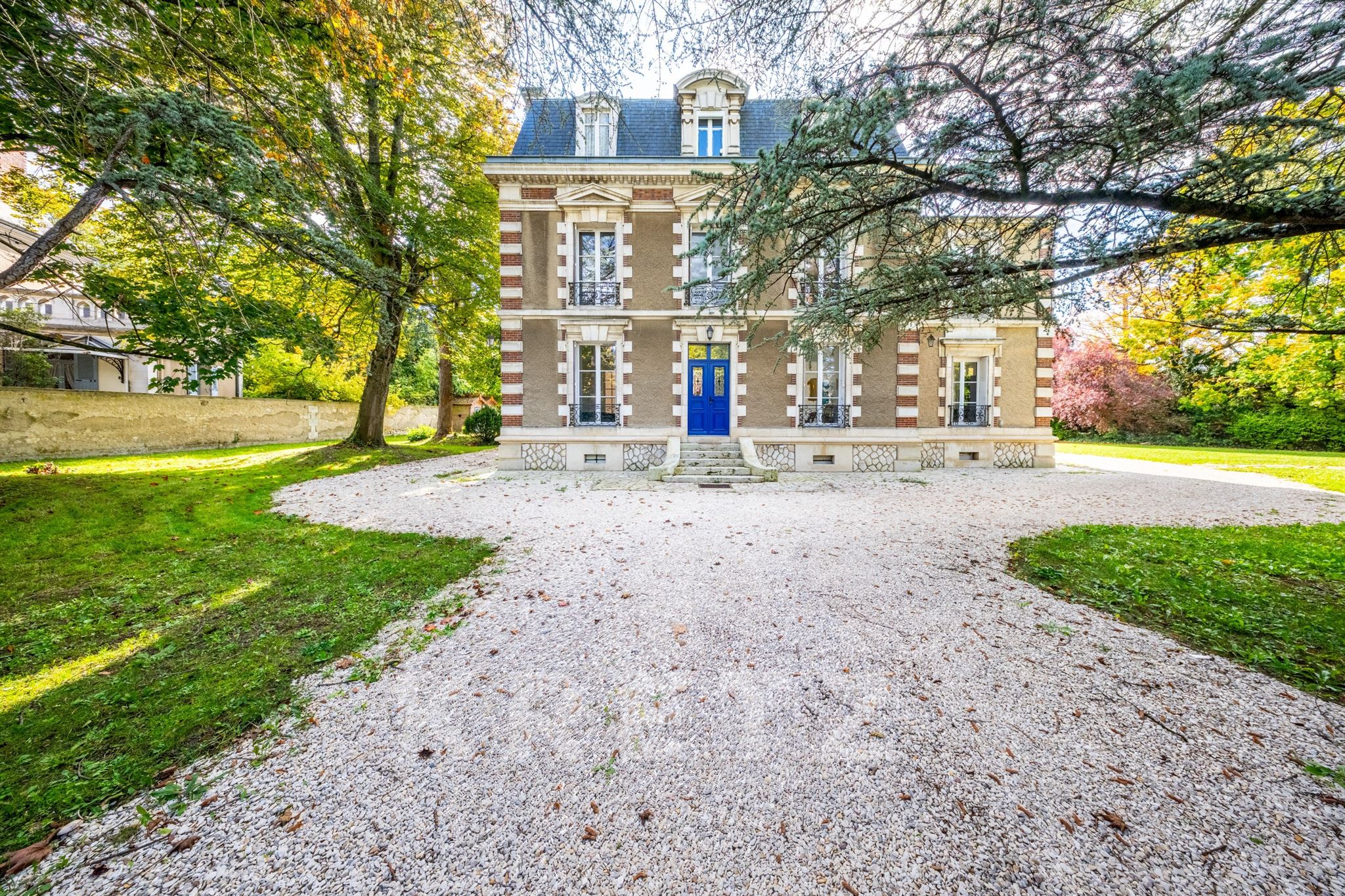 Exceptional 19th Century Manor House with Walled Park & Poll-Auxerre
