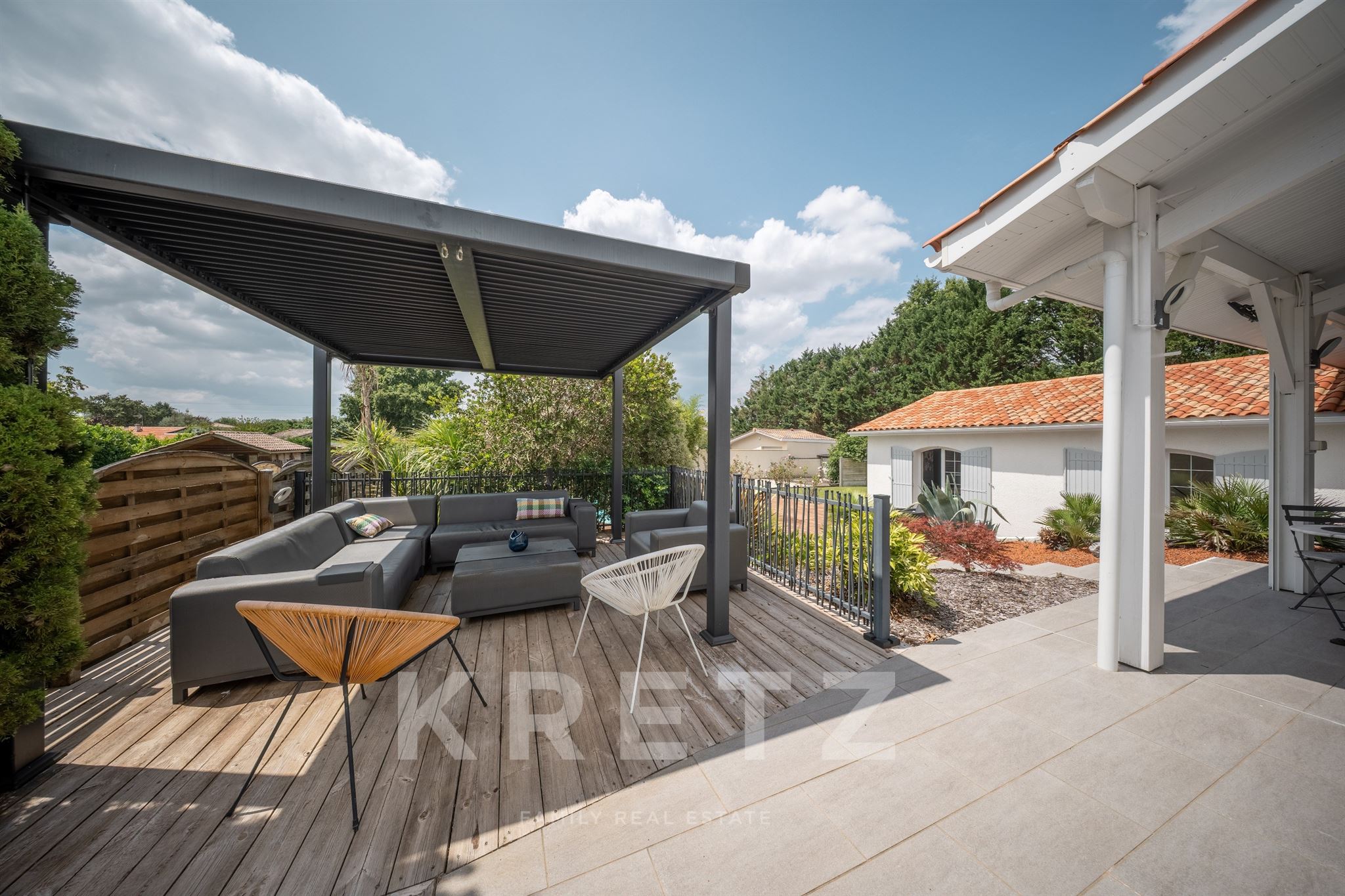 CANEJAN — Holiday spirit, 260 sqm family residence