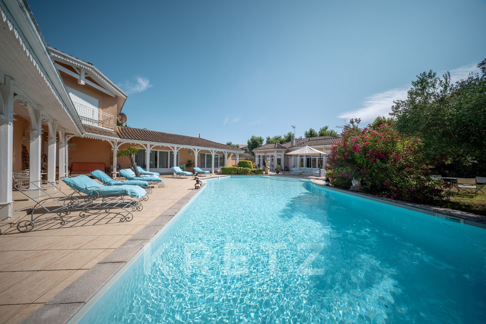 Arcachon Bay – Property with Guesthouses and Pool