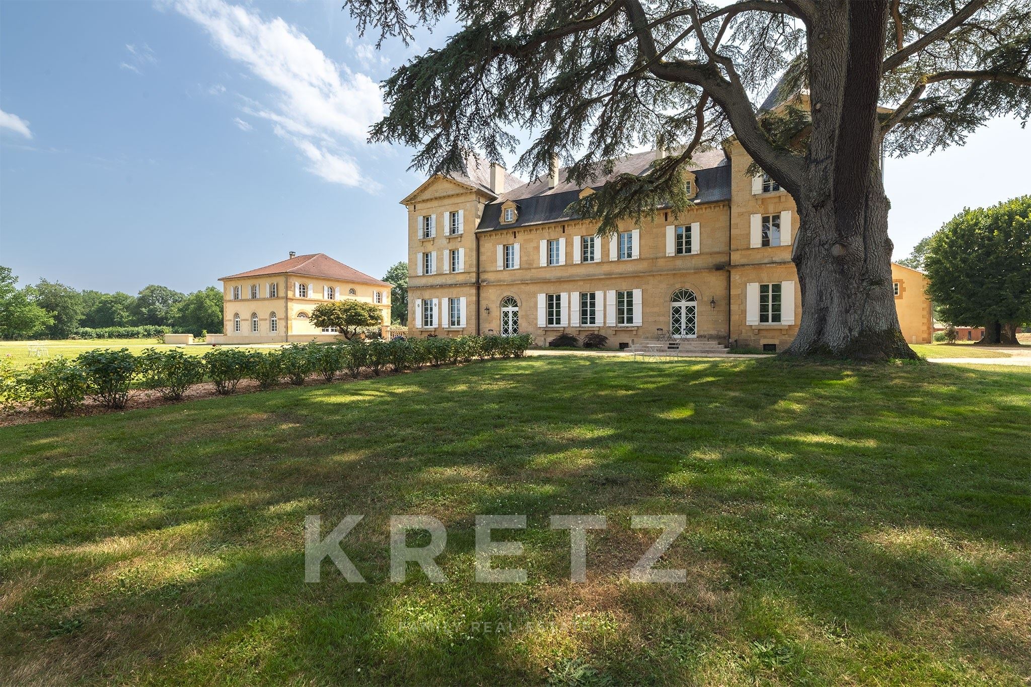 114 sqm apartment within a château, set amidst 20 hectares of natural parkland