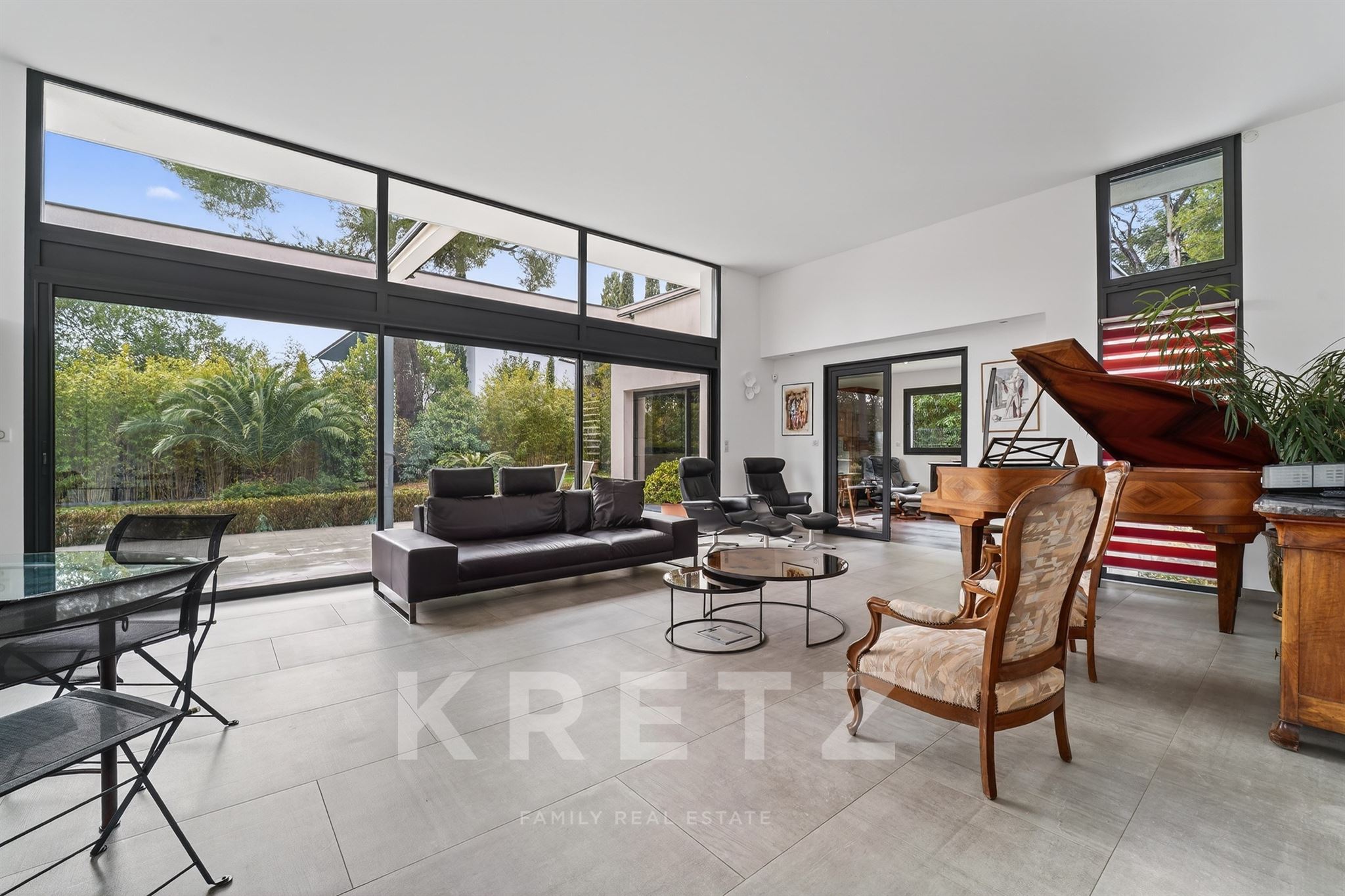 Architect-designed villa in a verdant setting in the center of Castelnau le Lez