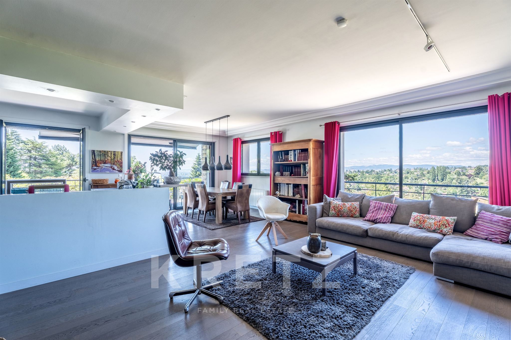 Villa contemporaine avec vue dominante