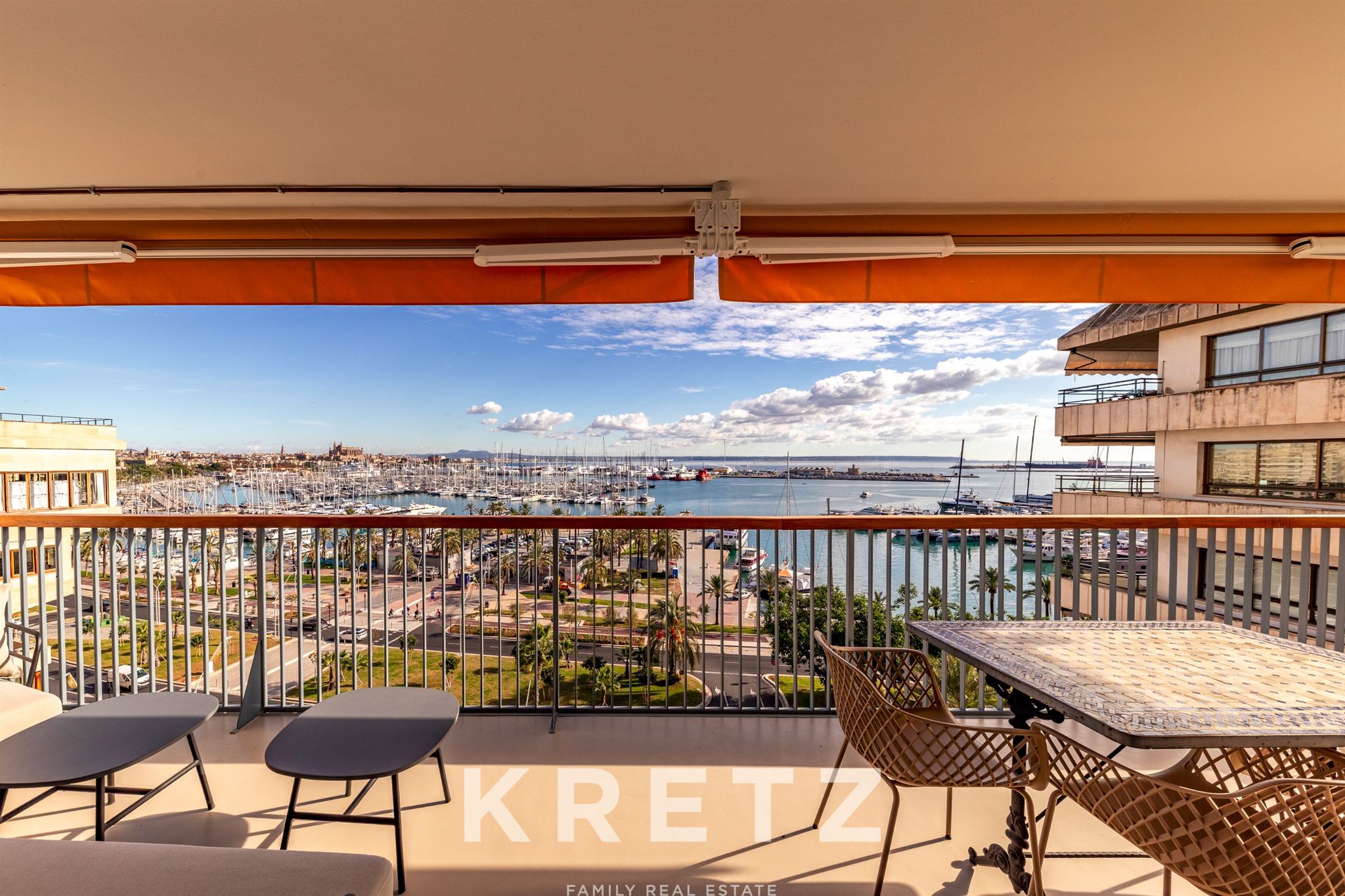 Apartment on Palma’s Paseo Marítimo with panoramic views of the cathedral and the Mediterranean Sea.