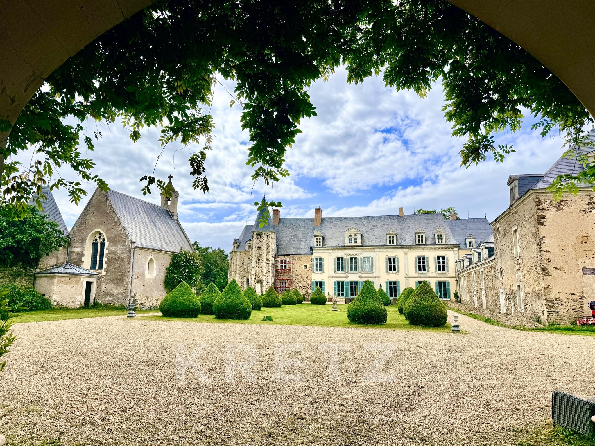 Magnificent Listed Château (15th–17th centuries) near Angers - 71ha