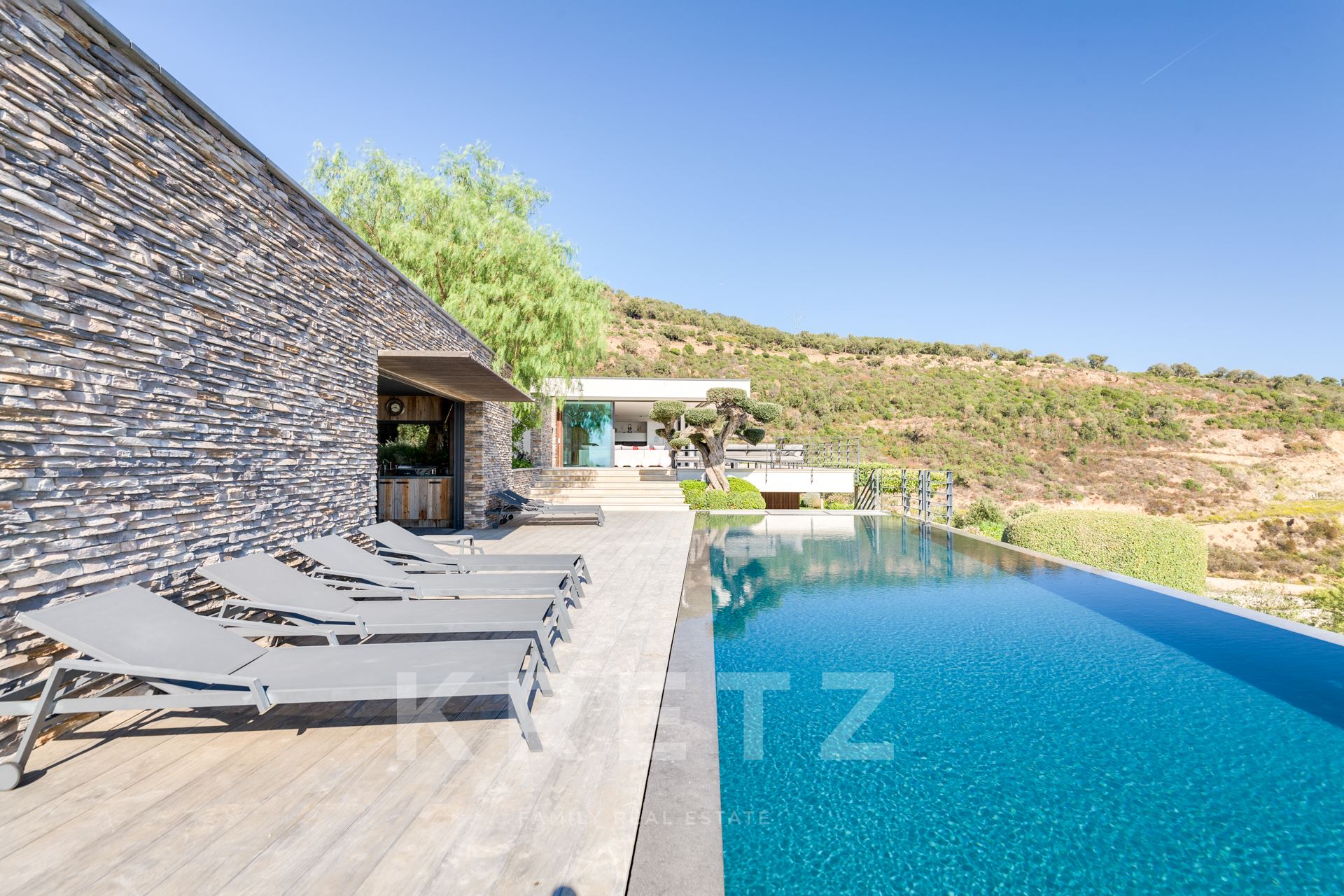 Architect-designed villa with exceptional view of the Gulf of Saint-Tropez