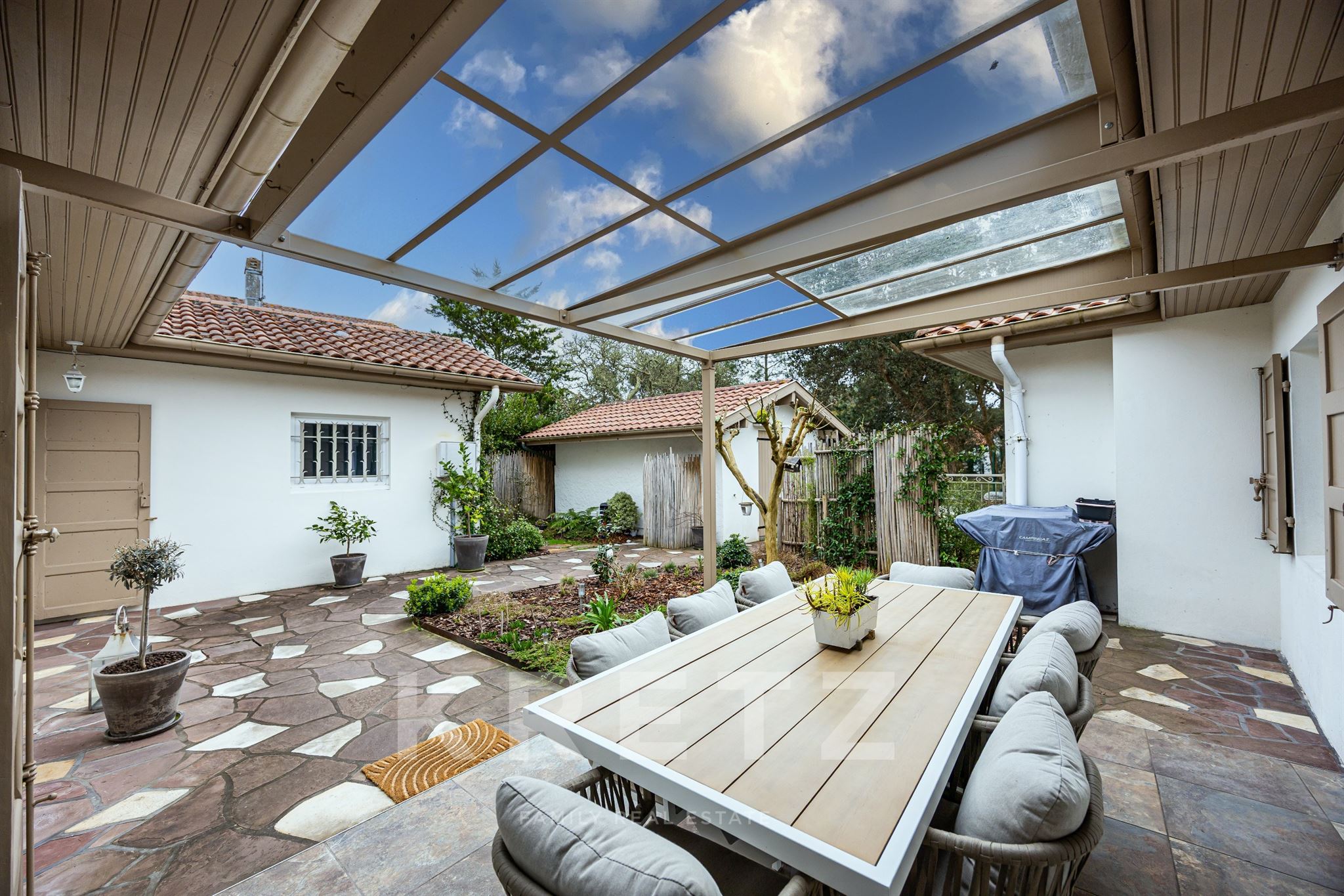 Maison rénovée, cour ensoleillée et art de vivre au cœur d’Hossegor.