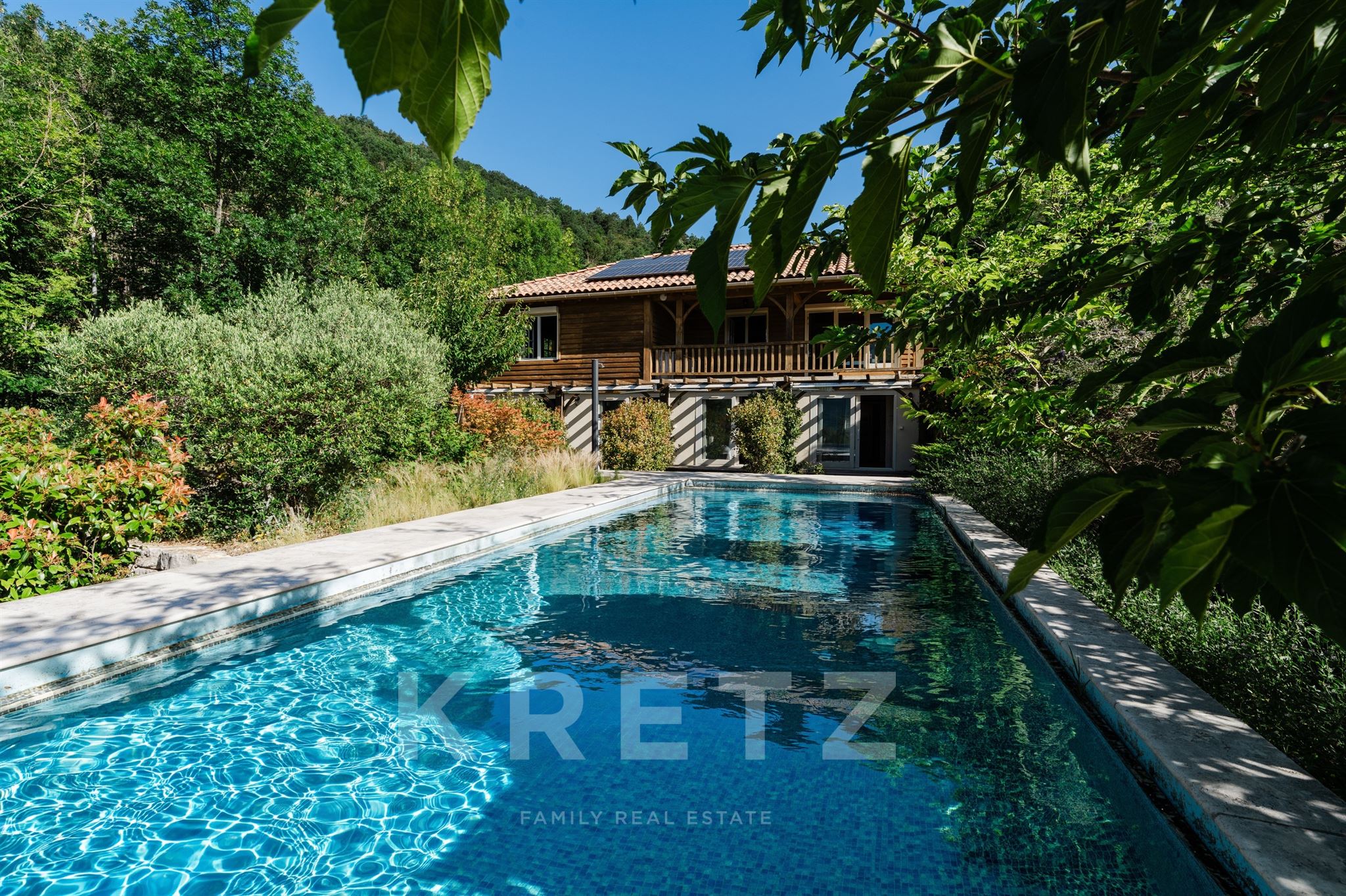 Una villa abierta al horizonte de los Pirineos, pensada tanto para vivir como para generar ingresos 