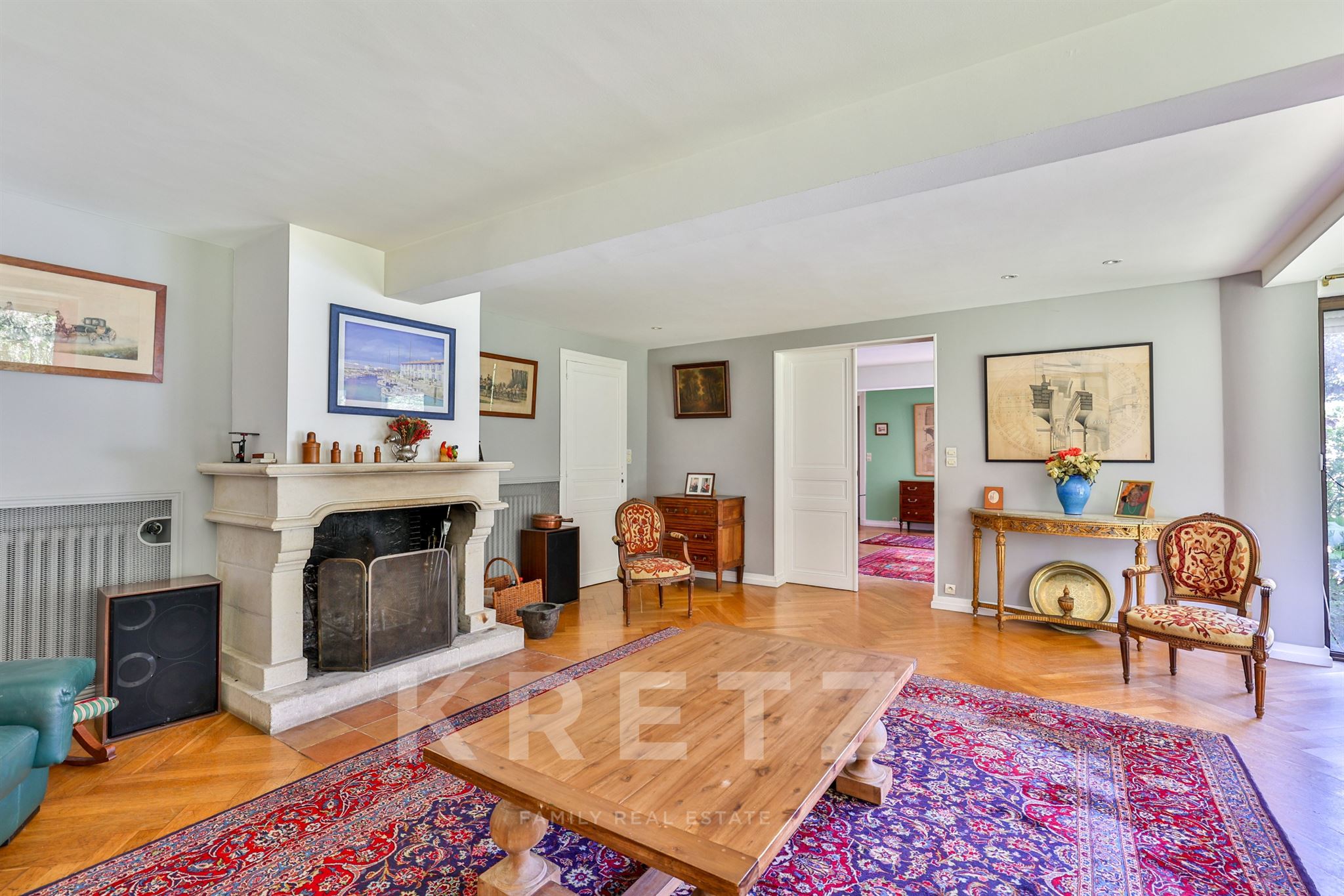 Elegant family property with guest house and swimming pool