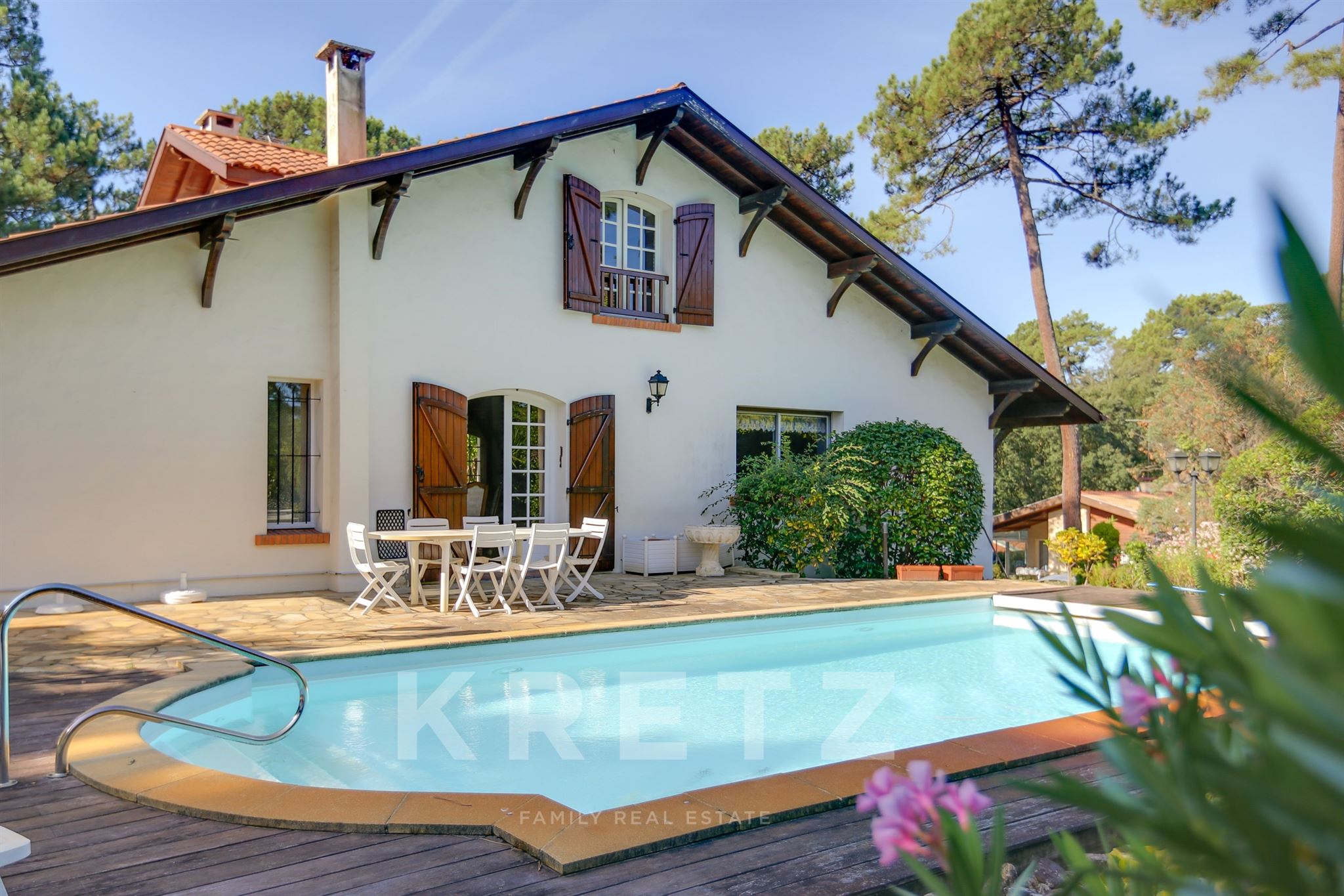A 500 m del lago — Villa de estilo vasco-landés con carácter y piscina