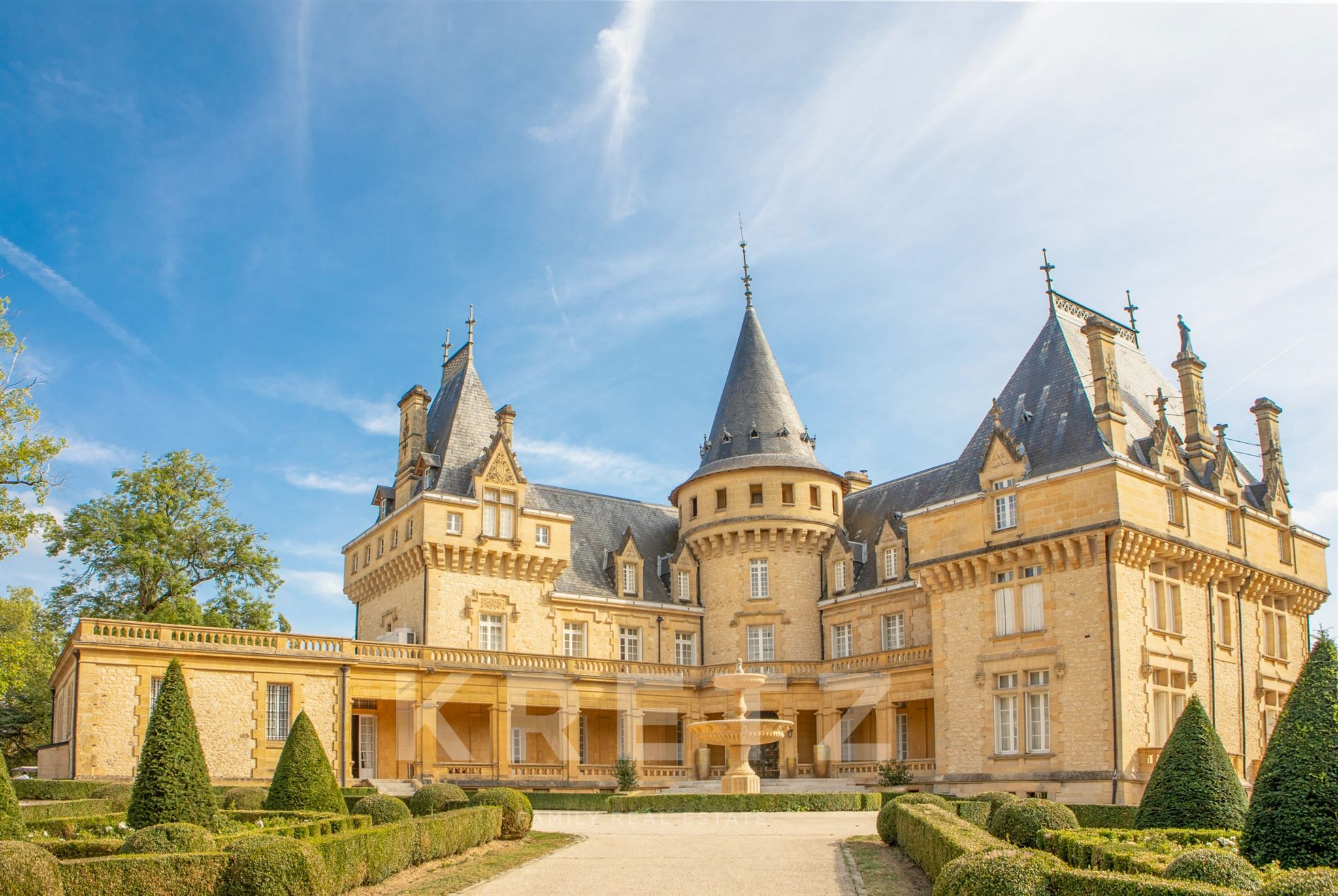 Un château d'exception de 3 800 m², unique en Dordogne