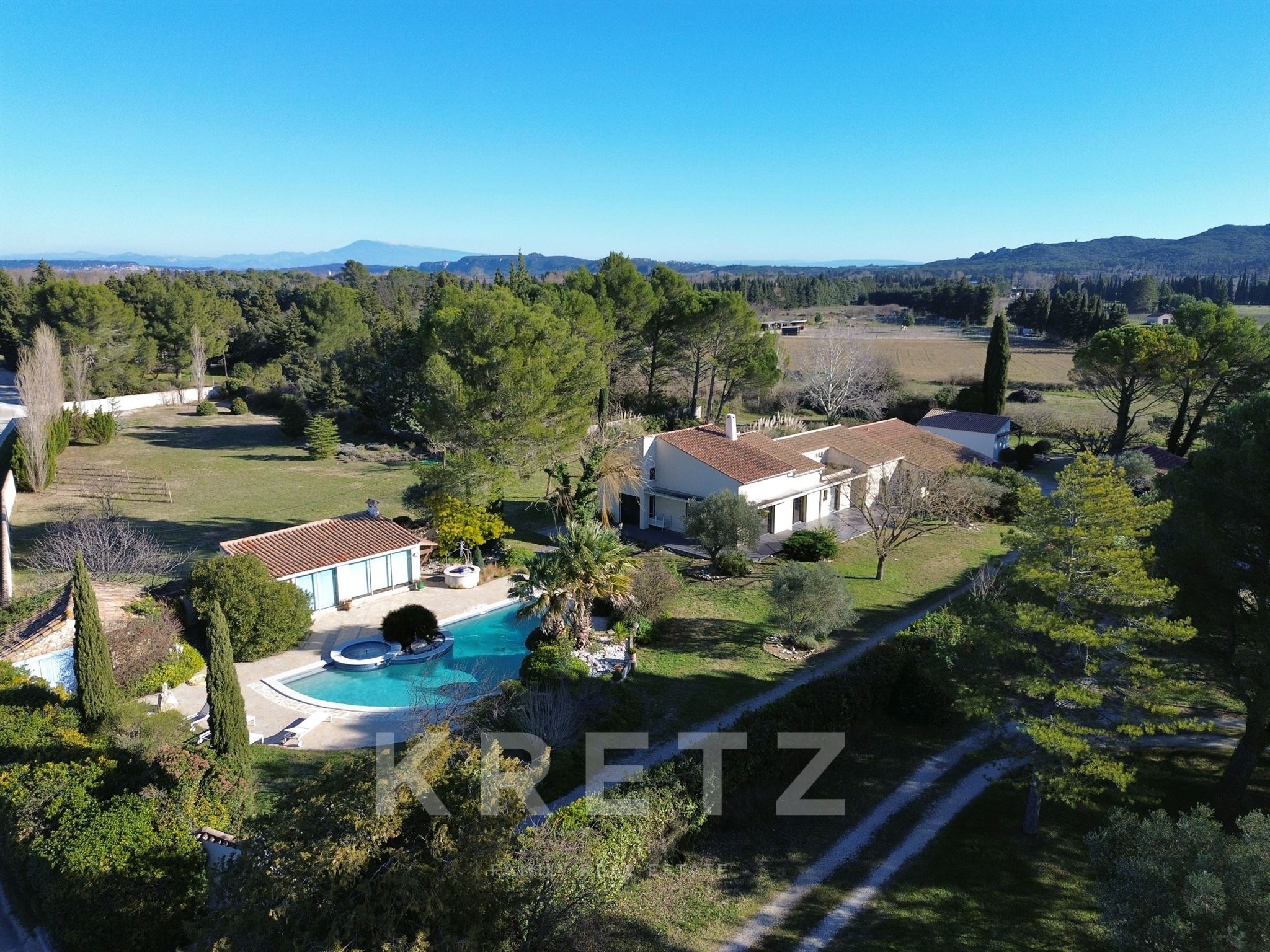 High-end renovated 400sqm villa on 8300sqm landscaped plot