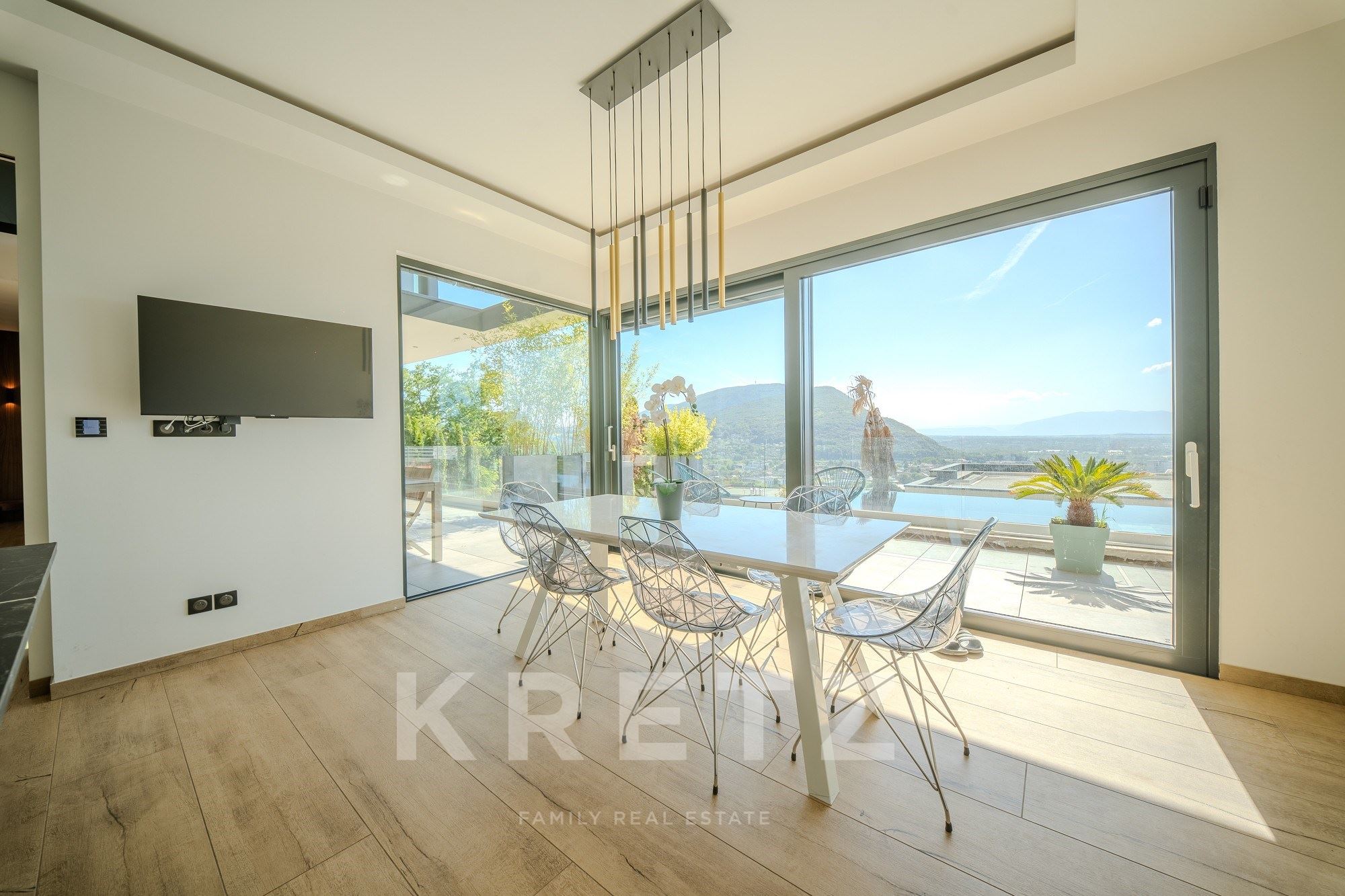 VÉTRAZ-MONTHOUX – VILLA PRESTIGE VUE GENÈVE & PISCINE À DÉBORDEMENT