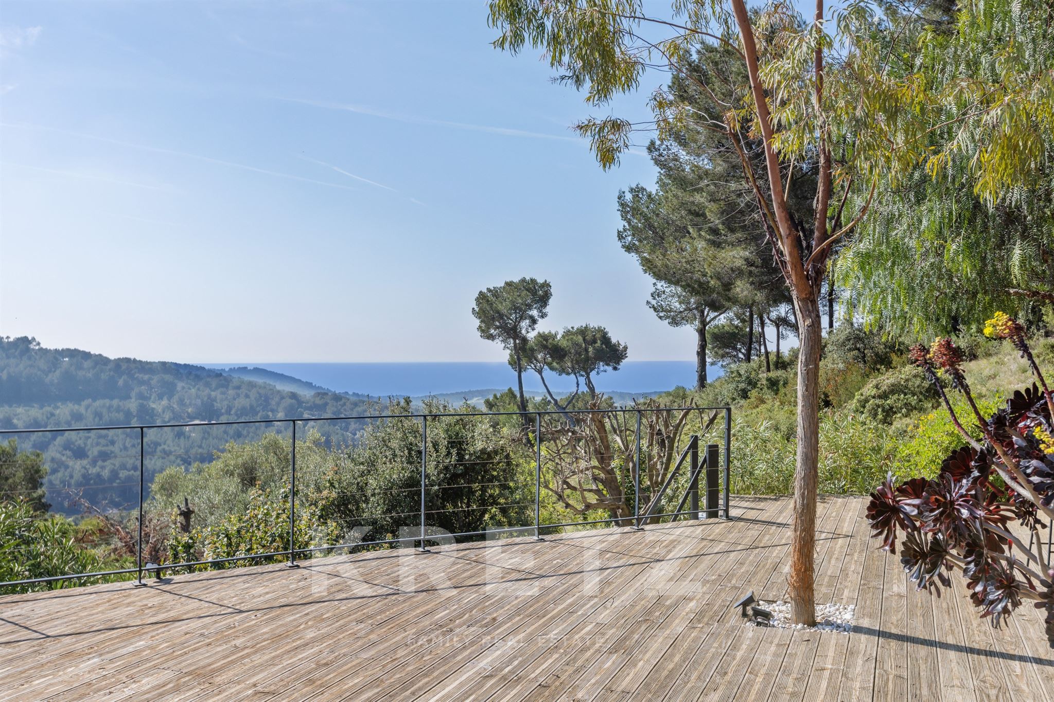 Casa contemporánea de 5 dormitorios con vistas al mar.
