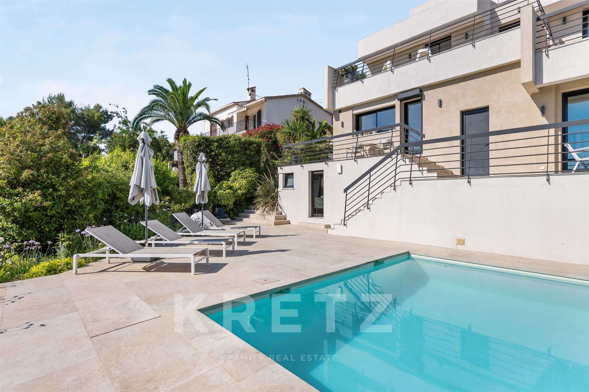 ANTIBES – ARCHITECT-DESIGNED VILLA WITH SWIMMING POOL AND EXOTIC GARDEN