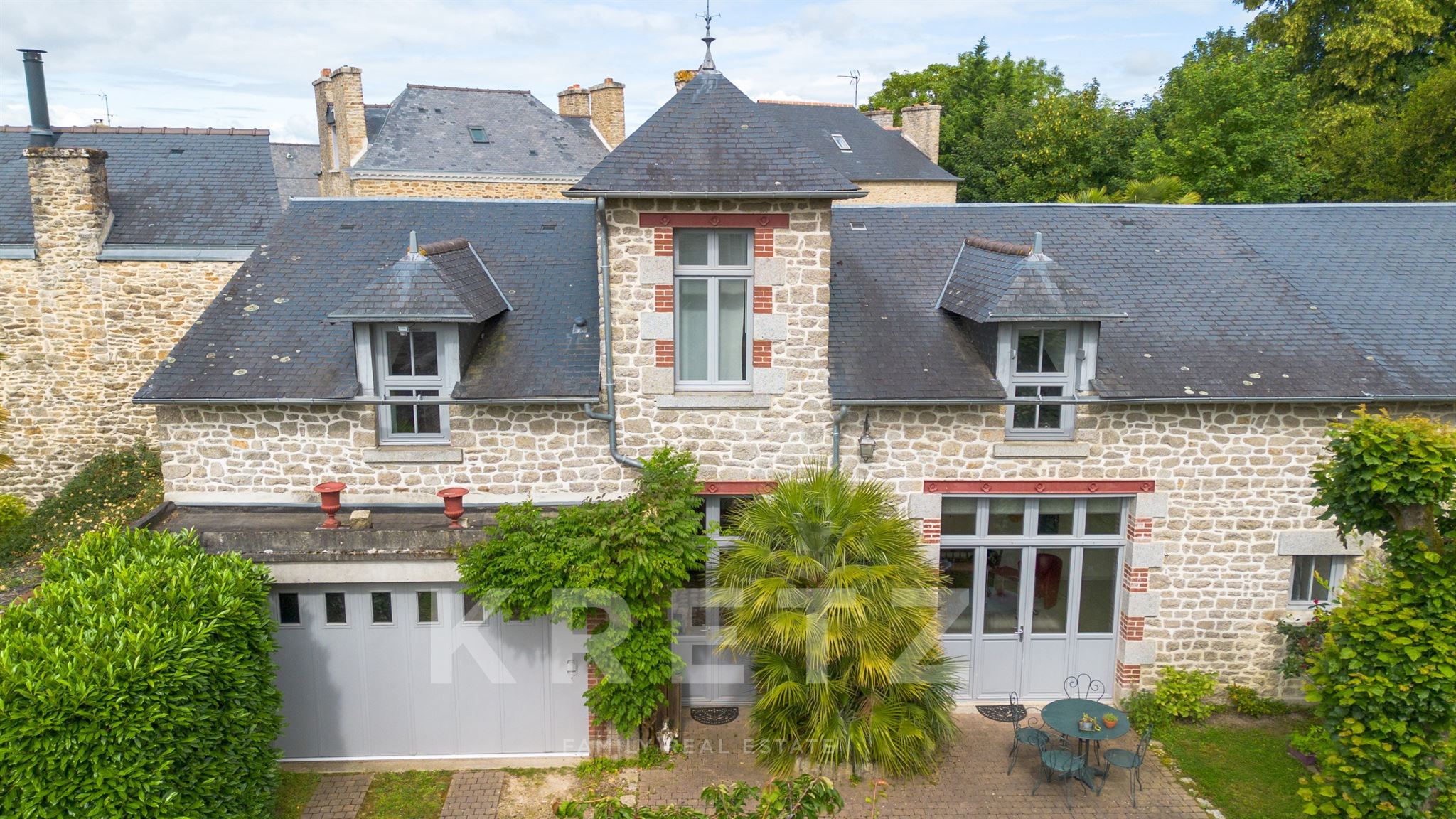 DINAN – ÉLÉGANTE DEMEURE ANGLO-NORMANDE AVEC DÉPENDANCE